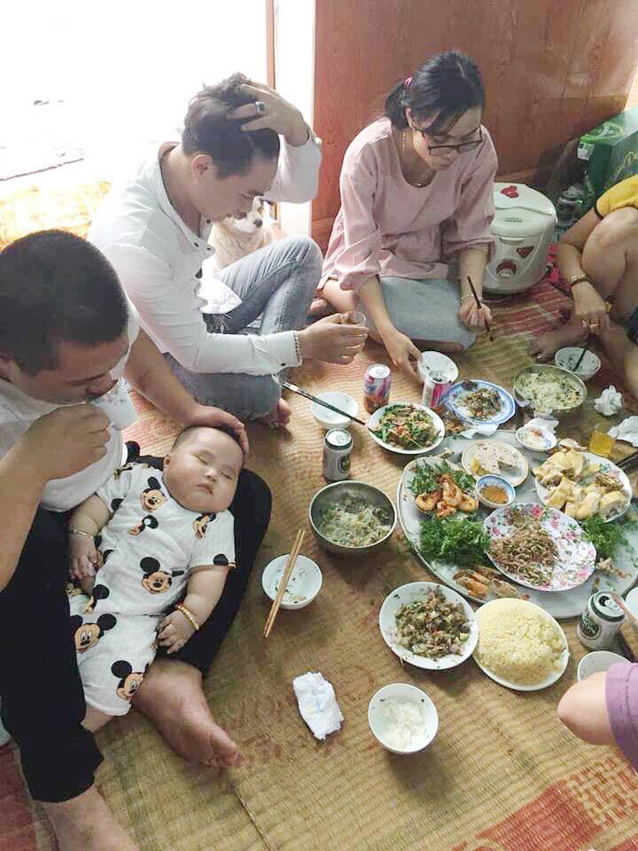 Xin vía thằng ku chứ đừng xin vía chồng mình nhaaaa
Chồng mình đây mọi người ơi 🙂🙂🙂

Đi ăn cỗ bao giờ cũng nhận phần trông con để vợ ăn cho thoải mái ( con mình 6 tháng ). Mẹ đẻ mình bảo “có phúc mới lấy được thằng chồng biết thương vợ như vậy”

Mình chả biết có phúc không cơ mà nay nhà hỏng máy giặt, quần áo ùn 2 chậu mình định đi giặt thì ngồi trong nhà quát ra “Tôi lấy cô về giặt quần áo à” biết là anh quát vui vì không muốn vợ khổ thế là anh đi giặt hết 2 chậu đồ luôn. Có lúc hâm hâm lên cũng đáng yêu phết. À bọn mình yêu nhau được 7 năm thì cưới, yêu từ hồi chơi avatar cơ 😌

Cre : Mai Gấu / group KCS