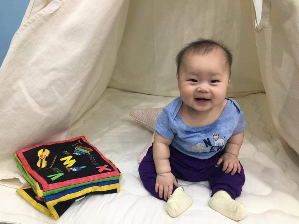 3 BÀI HỌC MUỘN MÀNG NGƯỜI MẸ NÀO CŨNG MẮC PHẢI

Chào cả nhà, là mẹ Simba đây. Sau một thời gian nuôi con theo phương pháp EASY, mẹ Simba nhìn thấy rất nhiều bà mẹ đang có những sai lầm mà đến khi con lớn mẹ mới nhận ra. Hãy nghe mẹ Simba chia sẻ xem những điều gì nhé:

1. Cho ti để ngủ
Ngay từ khi em bé lọt lòng, cách ru ngủ dễ dàng và hầu như ông bà dạy cho mẹ cần làm là cho ti để ngủ. Bởi đơn giản là em bé ti xong sẽ ngủ.

Đến một ngày, khi con lớn hơn chút, mẹ bắt đầu đi làm, thì nhận ra là tự bao giờ, mẹ đã trở thành vật bất ly thân trấn an của con. 😐 😐 😐

Mẹ chắc hẳn sẽ tự hào vì con chỉ cần mẹ mới ngủ ngon. Nhưng rồi sẽ thấy phiền toái vì nếu có công việc, đi đâu xa, không kịp về cho con ti thì con không thể ngủ được.

Tự bao giờ, mẹ đã khiến con sống một cuộc sống phụ thuộc. Và mẹ vô cùng vất vả trong việc cai ti cho con.

Việc ti để ngủ thật sự không hề tốt chút nào. Đối với những em bé sơ sinh dưới 4 tháng tuổi, con không thể tự ợ hơi, nên cần mẹ vỗ ợ cho con. Việc vỗ ợ này không chỉ vài cái cho vui, mà cần phải đúng kĩ thuật, hẳn 10’ mới đủ đẩy hết hơi trong người của con. 

Thế nhưng khi con ti để ngủ, bà mẹ nào dám vác em bé đang ngủ để mà vỗ ợ. Mà em bé đã ngủ rồi thì việc vỗ ợ cũng không mấy tác dụng. Thế là em bé sẽ mang cả bụng hơi đi ngủ, một trong những lý do con cứ ngọ nguậy, quằn quẹo, thậm chí quấy khóc không ngủ được.

Do đó, mẹ nên tập cho con ngủ không cần ti càng sớm càng tốt.

2. Không cai ti đêm sớm cho con

Cai ti đêm cho con khi nào là hợp lý? Bất cứ khi nào nếu con muốn bỏ. Hoặc mẹ chủ động cai cho con khi con được 6kg. 

Em bé càng được cai ti đêm sớm, con càng có cơ hội được ngủ trọn vẹn giấc đêm sâu và dài. Bộ não em bé sẽ phát triển cực mạnh nếu con ngủ sâu từ 22h cho tới 4g. 

Do đó nếu em bé đã cai ti đêm, sẽ phát triển trí não, thể chất toàn vẹn từ sớm.

Cai ti đêm còn giúp cho con tăng sữa vào ban ngày, giúp con ăn hiệu quả, cảm nhận thực sự bữa ăn ngon miệng là thế nào.

Nhưng hiện nay, nhiều gia đình vì muốn con mình hơn con người ta 1,2 kg mà không muốn cai ti đêm cho con.

Dẫn đến nhiều em bé lớn vẫn thức dậy uống sữa. Việc uống sữa đêm thế này còn có khả năng gây sâu răng cho con. Ảnh hưởng nghiêm trọng răng hàm mặt của bé sau này.

3. Bú vặt

Một em bé vừa sinh ra thì 3 tiếng uống sữa 1 lần. Nhưng khi con lớn hơn, bao tử to ra, khả năng tích trữ tăng, thì con cần giãn thời gian uống sữa để thực sự cảm nhận được đói và uống sữa ngon miệng. Nghĩa là một em bé từ 5-6 tháng cần 4-5 tiếng uống sữa 1 lần.

Trên thực tế vẫn nhiều bà mẹ dù con đã 8 tháng vẫn cho uống sữa 3 tiếng 1 lần. Tất nhiên là con không hề cảm thấy đói, nên việc uống sữa vô cùng vất vả cho cả mẹ và con.

Con chỉ uống được tầm một trăm mấy ml, mẹ thì năn nỉ, doạ nạt, ép bú để con uống được nhiều sữa hơn.

Điều này về lâu dài có khả năng dẫn tới biếng ăn tâm lý. Vì con luôn sợ phải ăn, phải uống sữa.

Khi mẹ nhận ra điều này, thì con đã bị biếng ăn và còi không thể cứu vãn. 😐

Nếu các mẹ đã và đang mắc những sai lầm này, thì hãy sửa ngay đi, vì những điều này sẽ ảnh hưởng nếp ăn ngủ của con.

P/S: hình minh hoạ là em bé cai ti đêm từ 11 tuần (chưa đầy 3 tháng), không bú vặt, không ti để ngủ, chỉ cần đặt xuống giường 2’ là ngủ thẳng giấc 12 tiếng đêm. 

Cân nặng không hề thua bất kỳ em bé bú đêm nào. Học kĩ năng nhanh. 8,5 tháng đã vịn đứng đi ngang lẹ làng

#sosinh #giacngu #easy #luyenngu #anngoanngungon