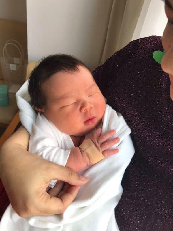 Một chiếc Review Vinmec CentralPark ❤ 
Thấy team nhà mình review Vin Times nhiều nên nay có thời gian rảnh em review một chút về Vinmec Central Park cho team SG ạ. Và trường hợp của em là không mở hồ sơ sinh ở tuần 36w thấy topic này cũng hot nên em review luôn cho mng tham khảo. Em có sử dụng bảo hiểm Athena - gói MICP4 chi trả cao nhất 100 triệu theo chi phí sinh. 
Em theo dõi thai kì tại phòng khám riêng của bác sỹ, bác cũng là người nhà của em, nên em ko vào Vin khám. Các mốc quan trọng thì em đều vào BV Hạnh Phúc để làm xét nghiệm (chi phí bên HP có phần nhẹ tiền hơn). Ban đầu em cũng định mua gói 36w tại Vin để cho hai mẹ con yên tâm nhưng trúng đợt dịch thì Vinmec ko bán gói đó nữa. Chỉ đến mở hss và tới ngày sinh thì đi đẻ thôi. Thì em có hỏi bên bảo hiểm có chi trả tiền mở hss không, thì bên bảo hiểm ko chi trả mà chỉ chi trả tiền khám lần cuối trước khi lên bàn đẻ. Thế là em bàn với bác sỹ của em, và có hỏi bên tư vấn Vin, thì Vin vẫn nhận sản phụ đến đẻ kể cả ko mở hss trước đó ở tuần 36w. Nên em quyết định đợi khi chuyển dạ sẽ vào làm các xnghiem để đc bhiem chi trả tối ưu. 
👉🏻 đến đây có nhiều mom sẽ bảo là ko có bao nhiêu tiền tại sao ko mở hss để đảm bảo an toàn cho hai mẹ con, tiết kiệm làm gì rồi đến lúc đó lại ko có hồ sơ gì nguy hiểm cả 2 mẹ con. Nhưng ko phải như thế, vì em vẫn đang theo bsy của em, và mọi hồ sơ xnghiem bsy của em đều nắm rõ trong tay, tức là cả thai kì bsy theo dõi em rất sát sao, bsy em biết hai mẹ con đang khoẻ yếu ra sao. Chứ đâu phải em ko khám gì mà cứ thế vào Vin đi đẻ đâu ạ 😀 em ko khuyến khích mng ko mở hss mà mỗi ng mỗi hoàn cảnh thui. Như em thấy 7tr tiết kiệm dc mua dc bao nhiêu bỉm sữa cho con, đến lúc chuyển dạ mình vẫn dc làm xnghiem mà còn dc bhiem chi trả cơ ^^
👆🏻 Ngày 2/6 tại phòng khám riêng của bác sỹ
Em ko có dấu hiệu chuyển dạ ở tuần 39w, em đã đau người và xương chậu rất nhiều, ngủ xoay ng một phát là hai hàng nước mắt trào ra. Con em khi siêu âm đã 4kg1 nên em có nói với bác, bác ơi đằng nào cũng phải mổ rồi, bác mổ cho con sớm luôn đi, mà thật ra 39w cũng đủ rồi chứ hông sớm nữa. Thì bác cũng lưỡng lự, vì bác vẫn muốn chờ chuyển dạ tự nhiên và sinh thường hay sao ấy. Em năn nĩ con đau nhiều quá, h để chuyển dạ tự nhiên con ko biết bao lâu nữa. Thì bác quyết định hẹn ở tuần thứ 40 cho em vào Vin. Bác bảo là cứ vào Vin buổi sáng siêu âm và khám 1 lần nữa, nếu thai vẫn to thì bác sẽ cho mổ (chắc bác nghĩ sẽ có sai số ở phòng khám riêng của bác) 
👆🏻Ngày đi đẻ 9/6/2020 
Em đến bệnh viện lúc 7h sáng, vì quá cận ngày em ko book đc lịch mà bác dặn cứ vào Vin rồi alo bác, bác sẽ sắp xếp cho. Đến nơi, em đc đưa đi siêu âm, ko có bác sỹ của em ở đó nhưng chắc có dc dặn trước. Thì bsy siêu âm là bác Liên, gọi đt cho bsy của em nói là em bé đầu to, 4kg, và sản phụ cạn ối nên mổ luôn trong hôm nay đi. Mà em ko biết tại sao lại cạn ối, dù em ko bị rỉ ối, mẹ e cứ hỏi bộ con rỉ ối ko biết hả :(( dù em ko hề bị, nên mấy tuần cuối nguy hiểm các mom nhớ đi khám thường xuyên nhenn
Em nhịn đói từ 7h tối hôm trước, để sáng làm xét nghiệm. Nhưng do hôm đó đông, các khâu có hơi chậm nên tận 12h trưa em mới xong các xét nghiệm mà 3h chiều em đc chỉ định mổ, thế là toang, nhịn ăn luôn ngày hôm đó, thằng con đói đạp loạn nhặng.
Em nhập viện lấy phòng nghỉ ngơi vào lúc 12h trưa, các cô có hỏi là có đói ko thì các cô truyền nước hay thuốc gì đó cho đỡ đói, em ok để truyền. Tới hơn 3h chiều thì đc đẩy đi mổ. Trên chiếc giường nằm ở phòng luôn. Nằm trên đó mới thấm câu: Đàn ông đi biển có đôi, đàn bà vượt cạn đơn côi một mình... dù chồng ở bên cạnh tới giây phút cuối cùng đẩy vô phòng, mà lúc đó kiểu mình cũng hoang mang lo sợ lắm, tại mổ lần đầu chẳng biết như nào. Ekip mổ của em thì xuất sắc, em ko có lời nào chê. Em làm tiếp viên hàng ko, nên vừa mổ các bác cứ hỏi book vé giá rẻ đi chơi :)) em thì vẫn sợ mạch tim đập nhanh nên cũng chẳng trả lời lun nhưng mọi ng vẫn vui vẻ ạ 😀
Sau 20ph, với một cú ấn bụng muốn lòi phèo thì đã nghe tiếng thằng con oe oe, à tới đoạn này em nhớ coi mấy clip trên mạng xúc động khóc lóc ĩ ôi, nhưng em không :)) sợ vãi cả đái nên chỉ ngó nó rồi gục ngã mong bsy đem ra cho bố nó đi chứ ôm ấp gì tầm này haha Nói thế thui, chứ cũng nghiêng đầu ngó ảnh nằm bên bàn sơ sinh để các bsy nhi khám. Khi bác vỗ vai và nói: con khoẻ mạnh bình thường nha mẹ thì mới thở phào nhẹ nhõm. À con em siêu âm 4kg1, chứ đẻ ra còn có 3kg9 thui ạ :))
Sau khi con đc đẩy ra với ng nhà, thì mẹ vẫn ở lại để hoàn tất khâu mổ. Của em là dán sinh học ạ, vết mổ em thấy hơi dài chắc do đầu ảnh to. Xong xuôi, thì em ra phòng hồi sức, lúc này đau rất đau, và ko có một ai bên cạnh em luôn :(( em sẽ đc tiêm 2 mũi gây tê cơ vuông sau 1 tiếng, nhưng ko hiểu sao lúc đấy bsy tiêm cho em bận ca khác, nên tiêm cho em trễ và bác cũng xin lỗi đáng lẽ tiêm sớm hơn thì em ko đau. Ôi ko lẽ cả bvien to vậy có 1 bsy tiêm tê thôi sao. Tiêm xong em vẫn đau, bsy còn bảo ơ tiêm rồi mà vẫn đau @@ em bảo sao con biết đc ạ chứ h con đau quá, đáng ra về phòng em mới truyền thuốc giảm đau nhưng bsy cho truyền luôn và báo trên phòng là ko truyền nữa. Khúc này em hơi bất mãn một tí 😣 
Con đc vô phòng để ti sữa non, em có đc một ít nhưng con đói khóc quá, vì em đã nhịn ăn hơn một ngày và con cũng thế. Nên em bảo là cho con ti ngoài luôn ạ, chứ để con đói còn tội hơn. Em dùng sữa Blackmores của mình đem theo ạ nên bvien dùng sữa gì em ko rõ nữa. 
💪🏻 Khi lưu viện
Em sinh mổ nên nằm 4 ngày, đồ ăn bvien ngon, nhưng ít quá 😞 em thấy các bvien như Aih hay Sih sản phụ dc ăn 5 bữa, nhưng ở đây có 3 thôi. Tới 10h tối em đói meo, chồng phải order đồ ăn trên Now hay Baemin cho em ăn thêm, dù biết ko tốt nhưng đêm hôm mua ở đâu được. 
Phòng thì ok nhưng ghét nhất là ko có giường cho ng nhà. Thuê giường thì 10h tối mới đẩy vô, sáng chưa tới 6h ng nhà phải lóp cóp trả giường, tối thức đêm chăm vợ con mà sáng vừa dc ngủ tí thì đòi giường. Nên chồng em hôm sau ko thuê luôn. Hai bố con trải chăn nằm đất thương lắm. Tại em còn đau nên ko ẵm dỗ con đc buổi đêm. 
Em thấy phòng ở Vin Times có cả chỗ tắm bé, nhưng Vin Central thì ko có, phải đẩy qua phòng khác. Ngày thứ 3 em đi lại khoẻ rồi nên cũng muốn sang ngắm con tắm. 
Các cô điều dưỡng nhiệt tình đáng yêu. Nhưng cũng tuỳ cô nữa ạ :)) Hôm đầu tiên, 1 cô tắm em như kiểu là tắm cho xong việc cho lẹ thui, mặc thằng bé khóc khản cả tiếng, bà ngoại quay clip về phòng cho coi mà ai cũng xót cả ruột. Hôm sau, thì cô khác siêu đáng yêu, làm gì cũng nói chuyện với bé, đừng tưởng trẻ nhỏ ko biết gì nhé, cô cởi áo cũng nói cho cô xin phép cởi áo bé nha, bây h cô tắm con nha, con sợ thì nắm tay cô nè... Bé nhà em trộm vía, ko hề khóc 1 tiếng nào luôn dù mới 2 ngày tuổi thuiii. Làm việc với trẻ nhỏ thì có tâm con nhỏ chứ hiểu hết đó ^^
Tuy không mua gói nhưng mẹ con em vẫn được tặng đồ đầy đủ xịn xò ở Vinmec ạ, về xài vẫn tẹt ga ạ. 
Thế thôi chứ cũng chẳng còn gì, ở Vin dù gì cũng tốt lắm oyyy các mẹ cứ yên tâm đi đẻ nhennn
👍🏻 Total của em hết 51triệu sinh mổ lần đầu, bảo hiểm chi trả 42 triệu. Các mục ko chi trả em có up ở hình cuối các mẹ xem nhé hihi còn đc tích 4,6 triệu shopping ở Vinmart thích lắm luôn 😉