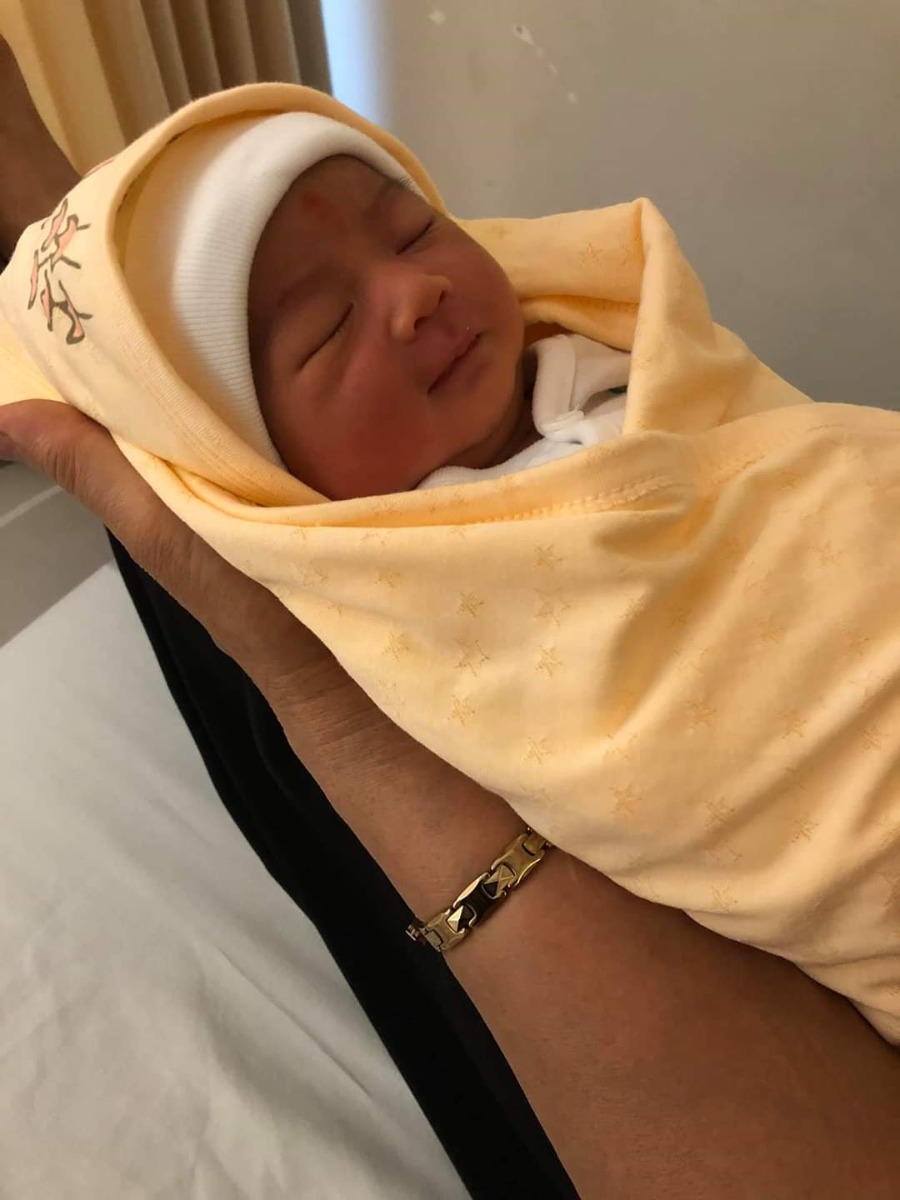 37 tuần 3 ngày. Mẹ cháu bị vỡ ối sớm thêm rau bám thấp,  bs nói phải chọn 2 phương án : pa1 là sinh thường nguy cơ sẽ chảy máu nhiều đồng nghĩa phải mổ cấp cứu nếu TH đó sảy ra mà kích đẻ k dc thì cũng vẫn phải mổ ngay. Nc ối cứ ra tương đối mỗi lúc một nhiều. Và pa2 là sẽ mổ chủ động, lấy ra luôn. E đã hỏi ý kiến ck đầu tiên và hai vk ck đã quyết định ý kiến giống nhau là đẻ thường k dc thì mổ, nhập viện rồi sẽ có cách sử lý ngay khi nhập viện . Đánh liều một phen to gan sức chịu đựng của mẹ bầu. Thế là ca sinh thường may mắn là kích đẻ hợp tác chạy mo đẹp ... đến cuối rặn mà như muốn bật con ra mà k bật dc may quá rặn 5 phát con ra, k chảy máu mà vết rạch ít hơn vì con có 2.8kg . Có vẻ khoẻ hơn tập đầu 3kg rạch nhiều, k ngồi dc lần này ngồi đc đi lại khoẻ hơn chút. Các Mom mát miệng chúc bé khoẻ mạnh hay ăn chóng lớn, ngoan. Cho mẹ cháu phấn khởi cái nào :)).