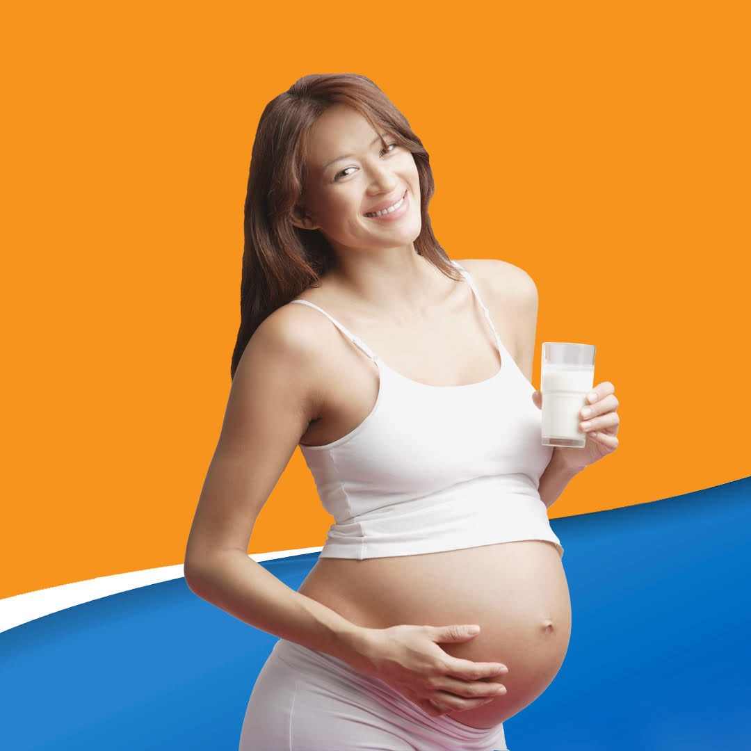 Bạn có biết cơ thể con cái bạn có thể “nhớ” lên đến hàng chục năm những gì mẹ chúng ăn vào những ngày tháng mang thai. Điều này có thể làm được thông qua di truyền biểu sinh. Kiểu như được highlight đánh dấu. Đó là lí do tại sao 1000 ngày đầu tiên, đặc biệt giai đoạn mang thai, là rất quan trọng và dành được nhiều sự quan tâm của khoa học như vậy. Trong giai đoạn mang thai, những gì bạn ăn, thiếu hụt như thế nào, xấu tốt ra sao đều có thể bị highlight lên cơ thể của trẻ. Có thể vài năm hoặc thậm chí 50 năm sau, các highlight này có thể là nguyên nhân của 1 căn bệnh nguy hiểm nào đó.

ĐIỀU GÌ LÀM HIGHLIGHT XẤU TRONG QUÁ TRÌNH MANG THAI
Highlight thì sẽ có loại xấu và loại tốt. Bài viết này tập trung vào highlight xấu. Đến nay, chúng ta chỉ có thể hiểu 1 phần nhỏ cơ chế liên quan đến kiểu highlight đặc biệt này lúc mang thai. Có 2 nguyên nhân được biết đến là:
1. Thói quen xấu
2. Thiếu hụt dinh dưỡng

THÓI QUEN XẤU
Thói quen xấu có thể mang các hợp chất hóa học vào cơ thể lúc mang thai. Chính điều này có thể làm thay đổi hóa sinh trên gen của trẻ thông qua biến đổi 1 phân tử histone hoặc methyl hóa. Và hightlight bắt đầu xảy ra.

1. Uống rượu bia và hút thuốc lá gồm cả chủ động và thụ động là những thói quen xấu cần tránh hoàn toàn khi bắt đầu mang thai hoặc trước đó 2 tháng.

2. Các thức uống nhiều caffeine (>200mg caffeine/ngày) là cần tránh hoặc hạn chế.

3. Sự tham công tiếc việc dẫn đến thiếu ngủ, làm việc quá sức hay quá stress khi mang thai.

THIẾU HỤT DINH DƯỠNG
Một số vi chất dinh dưỡng tham gia vào quá trình tăng trưởng và phát triển bình thường của thai nhi. Nhưng vì lí do nào đó như ăn uống thiếu đa dạng có thể dẫn đến thiếu hụt. Sự thiếu hụt lâu dài không chỉ ảnh hưởng đến phát triển thai nhi mà còn có thể làm thay đổi quy trình tự nhiên. Lúc này Highlight có thể được bắt đầu.

NHỮNG CHẤT DINH DƯỠNG QUAN TRỌNG CHO GIAI ĐOẠN NÀY
1. Acid folic hay folate
Đây là vitamin B9. Vitamin này quan trọng cho quá trình tạo mới tế bào, giúp các tế bào tăng trưởng và phát triển. Cấu tạo của hợp chất này cũng góp phần tích cực vào di truyền biểu sinh khi mang thai. Do đó, phụ nữ mang thai hoặc có ý định mang thai được khuyên kết hợp.

+ Chế độ ăn giàu vitamin này từ phẩm như rau chân vịt, rau xanh cho lá, đậu các loại, hoặc các loại trái cây họ cam quýt.

+ Kết hợp bổ sung 400 microgram ít nhất từ mang thai – hết thai kì đầu tiên. Tốt nhất nên bắt đầu trước mang thai 30 ngày. Thai kì thứ 2 – sinh có thể duy trì bổ sung 400-600 microgram mỗi ngày.

2. Canxi
Canxi là khoáng chất quan trọng cho cả mẹ và thai nhi vì thai nhi sẽ lấy canxi trực tiếp từ mẹ thông qua nguồn canxi của mẹ. Chế độ ăn đầy đủ khoáng chất này là rất quan trọng trong sự hình thành nhiều cơ quan của thai nhi, thậm chí là quá trình mọc răng sau này của trẻ. Một số bằng chứng cho thấy thiếu hụt canxi khi mang thai có liên quan đến tiền sản giật, mật độ xương thấp của trẻ sơ sinh và quá trình khoáng hóa trong mọc răng. GS. Wessels, BV ĐH RWTH Aachen, Đức từng nhấn mạnh: thiếu hụt canxi có thể liên quan đến sự methyl hóa thấp trong di truyền biểu sinh khi mang thai.

Do đó, việc duy trì 1 chế độ đầy đủ canxi trong lúc mang thai là quan trọng cho nhiều lí do trên. Hướng dẫn mới nhất của WHO về bổ sung canxi cho thai phụ như sau:

“Thai phụ nên có chế độ ăn cân bằng giàu canxi từ sữa, trứng, cá, tôm hải sản trong . Nếu không đạt được sự đa dạng từ thực phẩm, cần bổ sung 1500 -2000mg canxi mỗi ngày từ lúc mang thai. ”
Để bổ sung canxi hiệu quả cho thai phụ, đây là 1 số lời khuyên bạn có thể tham khảo:

+ Nên chọn dạng viên nang có hàm lượng canxi thấp (500mg/viên) hơn là chứa hàm lượng cao như 1000 hay 2000mg/viên để cơ thể dễ hấp thụ và tránh gây các phản ứng phụ. Để đạt lượng khuyến nghị, việc uống 2-3 viên canxi với hàm lượng thấp chia làm 2,3 lần uống mỗi ngày sẽ hiệu quả và tốt hơn uống 1 viên có hàm lượng cao hay uống cùng lúc nhiều viên.

+ Hợp chất muối canxi khác nhau sẽ dẫn đến tỷ lệ hấp thụ canxi khác nhau khi vào cơ thể. Có rất nhiều hợp chất canxi phổ biến như Microcrystalline Hydroxyapatite (MCHA), muối calcium citrate và muối calcium carbonate. Trong đó, MCHA là dạng canxi có nguồn gốc tự nhiên từ xương bò, chứa phosphor có tỷ lệ hấp thụ hiệu quả và an toàn khi vào cơ thể. Hiện nay trên thị trường nhiều công ty dược phẩm lớn đã lựa chọn kết hợp MCHA, Vitamin D và K trong một số viên nang dạng bổ sung như viên nang PM NextG Cal của Úc nhằm tăng khả năng hấp thụ Canxi tối đa vào cơ thể đặc biệt với phụ nữ mang thai và đang cho con bú.

+Tránh dùng viên nang canxi với sắt cùng lúc để giảm sự tương tác giữa hai loại

3. Vitamin D
Như đã nói trước đó, Vitamin D có vai trò quan trọng trong việc hấp thụ canxi vào cơ thể. Vitamin D cũng là hợp chất trung gian của nhiều hormone quan trọng trong giai đoạn này. Theo hướng dẫn chung về bổ sung vitamin D trong mang thai được đồng thuận bởi nhiều quốc gia trên thế giới là 600IU/ngày để duy trì sự đủ Vitamin D và ngăn ngừa các vấn đề sức khỏe liên quan trong thời kì nay. Tuy nhiên, theo Hiệp Hội Society of Maternal Fetal Medicine, Mỹ, với những thai phụ sinh đôi có thể bổ sung vitamin D 1000IU/ngày hoặc theo hướng dẫn của chuyên gia địa phương.

4. Chất béo omega-3 DHA
Đây là dạng chất béo không bão hòa chuỗi dài cần cho quá trình phát triển tế bào thần kinh của trẻ nhỏ trong quá trình hình thành não bộ sơ khai của trẻ. Giai đoạn mang thai cần 300mg DHA mỗi ngày- Điều này có thể đạt được thông qua chế độ ăn các loại cá dầu như cá chép, lươn, cá thu hay cá hồi. Cơ quan quản lý An toàn Thực Phẩm Châu Âu khuyên: giai đoạn này nên có 1- 2 khẩu phần cá dầu mỗi tuần, tương đương 175-200g thịt cá đã nấu chín/tuần.

#canxinextgcal #canxitựnhiên
Notes
Kovacs CS. Calcium and bone metabolism in pregnancy and lactation. J Clin Endocrinol Metab. 2001;86(6):2344-2348.
Goodnight W, Newman R. Optimal nutrition for improved twin pregnancy outcome. Obstetrics and Gynecology. 2009;114:1121-1134