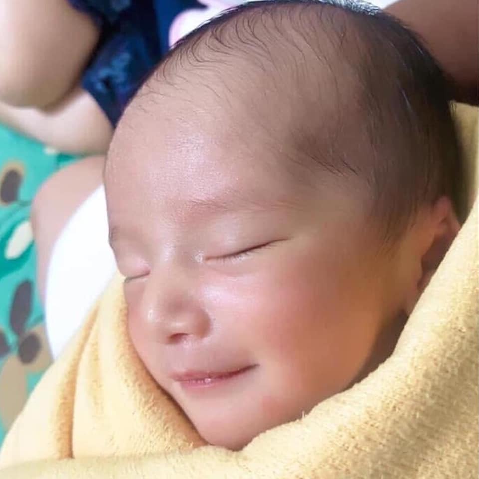 Mũi con đẹp tự nhiên không có sửa ha 😆 Mũi Châu Á vẫn có cửa ha 😍
Mom xin vía mát lắm nha, với nhớ thai giáo đều cho con mỗi tối nha 😍🥰