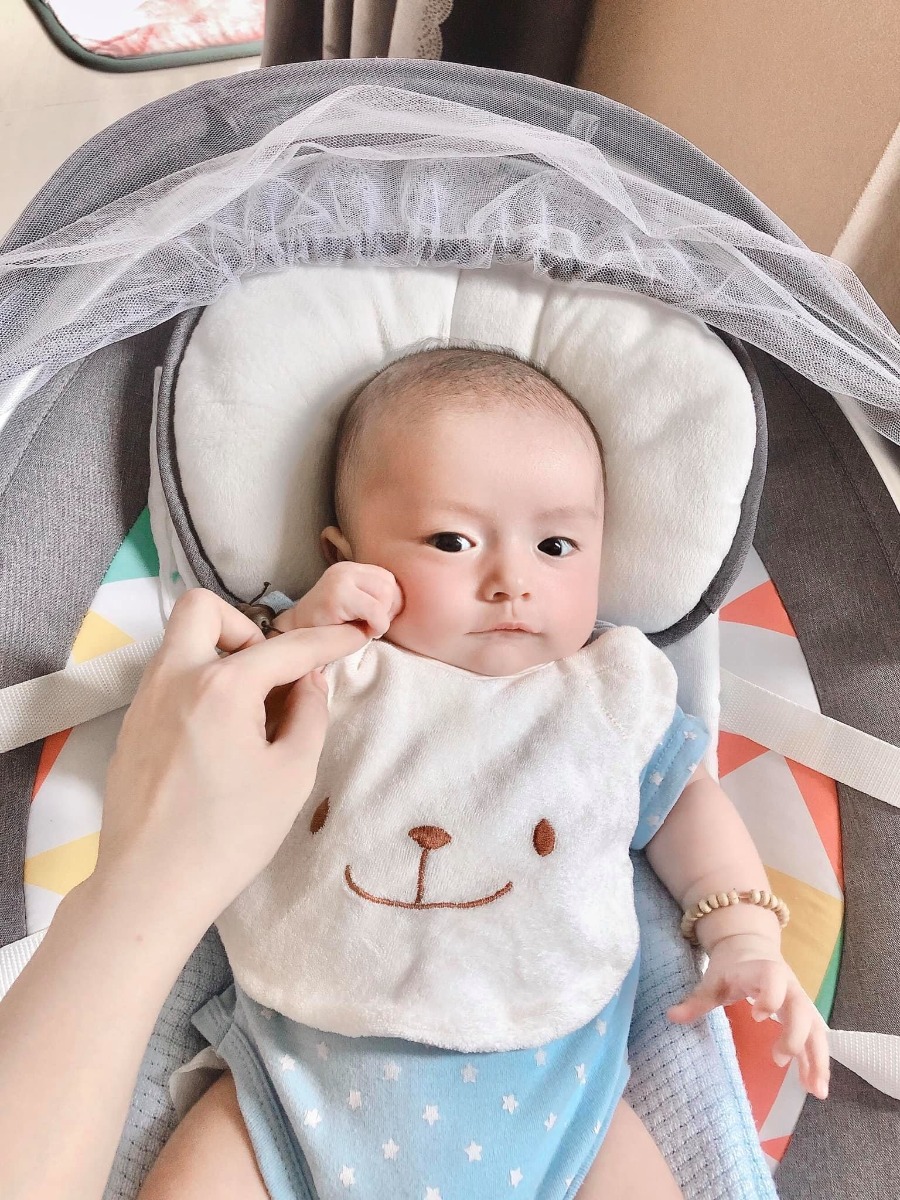 Tớ là chuột đực nhé, mẹ cho mặc đồ hơi giống chuột cái tí thôi 😅😂