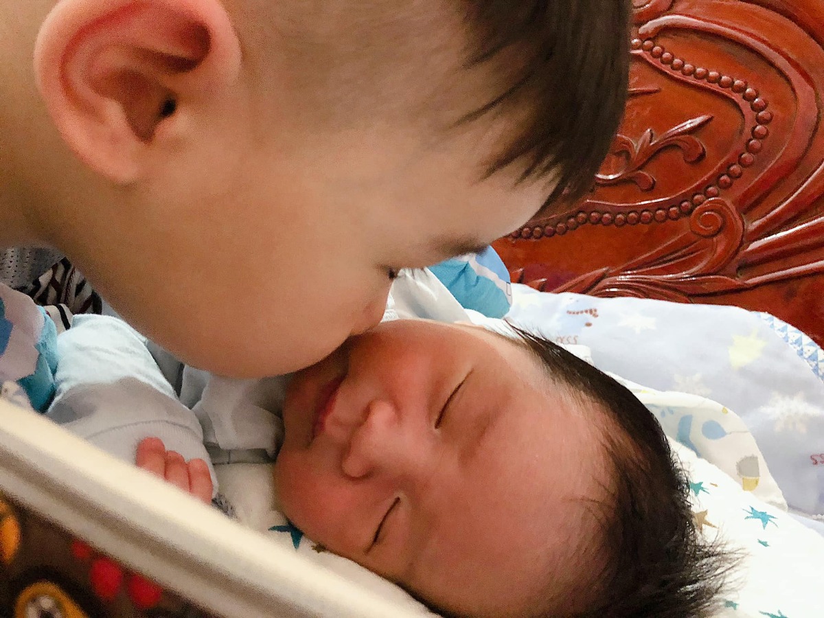 Sinh liền nhau tuy vất vả gấp đôi nhưng thật hạnh phúc phải không các mẹ 🥰🥰🥰
Cũng như các mẹ sinh đôi, sinh 3 thôi
Cứ lạc quan, cứ nghĩ tích cực dù có khó khăn, vất vả đến mấy rồi sẽ vượt qua cả thôi 💪🏻💪🏻💪🏻
Có anh có em sớm 2 đứa thiệt thòi như nhau ở thời điểm hiện tại, nhưng lúc các con lớn hơn sẽ lại có bạn chơi cùng, lớn lên cùng vì xấp xỉ tuổi nhau, đến lúc đó có khi chả cần bố mẹ nữa luôn cũng nên kkk 😂😂😂