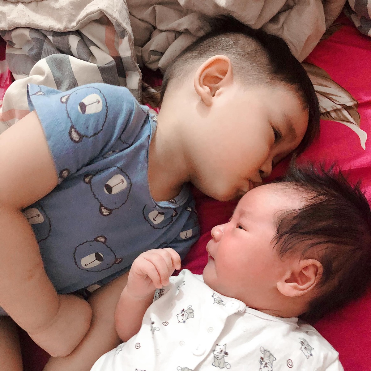 Sinh liền nhau tuy vất vả gấp đôi nhưng thật hạnh phúc phải không các mẹ 🥰🥰🥰
Cũng như các mẹ sinh đôi, sinh 3 thôi
Cứ lạc quan, cứ nghĩ tích cực dù có khó khăn, vất vả đến mấy rồi sẽ vượt qua cả thôi 💪🏻💪🏻💪🏻
Có anh có em sớm 2 đứa thiệt thòi như nhau ở thời điểm hiện tại, nhưng lúc các con lớn hơn sẽ lại có bạn chơi cùng, lớn lên cùng vì xấp xỉ tuổi nhau, đến lúc đó có khi chả cần bố mẹ nữa luôn cũng nên kkk 😂😂😂