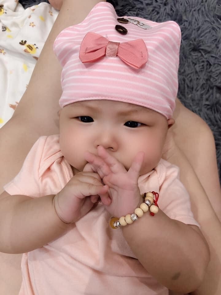 Cục vàng nhà e đây ạ 😋 luyện easy từ bé tí. ăn bao nhiêu cũng vào sữa cho cô chuột này đây ạ 😝 nb 3,6kg 4m 9kg rồi ạ .. 1 tháng hết kha khá tiền bồi bổ lợi sữa cho em 😋😋 trộm vía háu đói ngủ ngoan lắm ạ . Các mẹ khoe con gái đi 🥰♥️