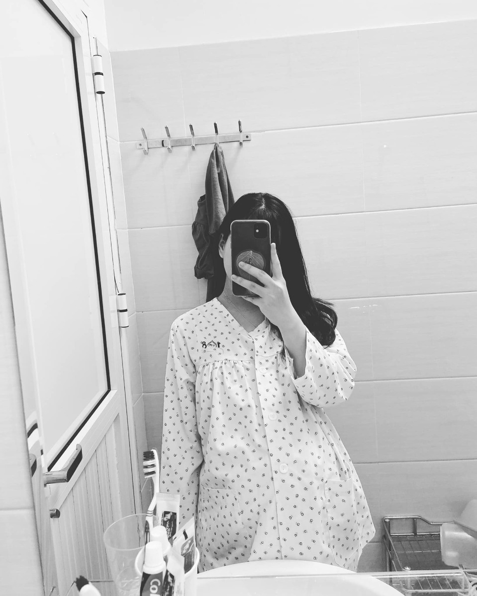 Nhiều người hỏi e quá nên hnay e mới rì viu đc dịch vụ SCTG của viện 108
- Hồ sơ sinh: 2vc e đến và làm vào tuần thứ 36, các mẹ đợi đến 36w hãng đi làm hồ sơ vì hôm đó sẽ xét nghiệm nc tiểu + máu + dịch âm đạo + siêu âm + khám luôn nhé (kết quả do có mục xn dịch âm đạo hơi lâu nên bsi sẽ hẹn 1-2 hôm sau qua lấy). Tổng hôm đó e làm tất tần tật hết gần 2tr6
- Bsi hẹn 38w đến để khám + siêu âm + xn nước tiểu + đo moniter thì các mẹ có thể đến vào buổi chiều cũng đc nhé. Vc e bận nên toàn đi buổi chiều tầm 2-3h. Nchug đc là bệnh nhân ưu tiên nên mọi dịch vụ làm trong phút mốt, rất nhanh k phải đợi chờ gì cả (e còn đến vào chiều thứ 7 cơ, vắng vẻ như kiểu mỗi mình đi khám vậy). Trong gói SCTG đc free 3l khám với bác sĩ, 1 lần đo moniter, 1 lần siêu âm các mẹ lưu ý nhé. 
- 39W thì cũng chỉ là các bước như 38w thôi, nhưg k cần xn nước tiểu đâu nhé, cũng k phải nhịn ăn nhịn uống gì cả. Mẹ nào bận thì cứ chiều t7 đến là ok nhé. 
- Vì 40w e vẫn chưa có dấu hiệu chuyển dạ nên e vẫn tiếp tục khám như mọi lần, hầu như cứ cách 1 ngày e lại đến khám + siêu âm + đo (mỗi lần hết hình như hơn 500k vì chồng e làm thủ tục thanh toán nên e k nhớ rõ) 
- E có dấu hiệu bong nút nhầy trong vòng 2-3 ngày cơ, toàn tối 7-8h từ nhà sang viện r lại 10h vợ chồng dắt díu nhau về :)). Vào thẳng khu SCTG tầng 1 nhé sẽ đc khám xem mở phân nào chưa, đc đo moniter (free nhé). Chưa có gì bsi sẽ bảo về theo dõi thêm.
- Chậm đến ngày thứ 3 thì do e đau quá, e đau thúc sau lưng buốt xuống hông chứ k đau bụng dưới như các mẹ khác đâu ạ, e thấy e đau lạ lắm 🥺. Cơn đau cứ vài phút 1 lần, mỗi lần đau 1 phút. Và cứ thế tăng dần cường độ đau lên. Sáng hôm sau 2vc lại sag đòi nhập viện kể cả ở dịch vụ 2tr/ngày vì đau quá k thể đi nổi. Bsi cũng khám nhưg chưa thấy mở, mới thấy xoá ngôi cbi mở thôi nên bảo e đợi. Chồng e cứ đòi cho nhập viện luôn thế là bsi lại cho mượn 1 phòng ở với sản phụ vừa đẻ xong, bảo đợi đến chiều 2-3h khám lại nếu mở thì làm thủ tục nhập viện. Đúng đến 2h e khám lại thì mở đc 2-3 phân r, bsi bảo chồng ra làm thủ tục nhập viện đi có dấu hiệu chuyển dạ r
- Làm thủ tục nhập viện xong các bsi vẫn bảo đi khám cứ khoảng 1-2h lại khám xem mở bnhieu và yêu cầu k đi lại nhiều, ngồi trong phòng vê đầu ti để kích thích cơn đau. Tầm 4r 5h chiều thì đến giờ cơm, ăn cơm xong 1 lúc thì bsi bảo e sang phòng để truyền và khám chứ k nói là đưa đi đẻ :))) Và sang phòng bên đó các bsi làm cho đẻ luôn, (e có sử dụng dịch vụ “đẻ không đau” nhé. 7h25 là ebe chào đời rồi ạ 😍 E đẻ thường nha các chị
- Các bsi đỡ đẻ rất nhiệt tình ạ, k hề cáu kỉnh hay quát mắng như 1 số mẹ rì viu đâu. Mọi ng hướng dẫn tận tình cách rặn sao cho đúng. Vết khâu tầng sinh môn rất đẹp luôn ý, lúc khâu e cũng dặn bsi là “a ơi a khâu cho e đẹp đẹp vào nhé” =))) Đến hôm sau chiếu tia Plasma lạnh mà ai cũng khen sao vết khâu của e đẹp thế 🥴Các mẹ nên đki chiếu tia Plasma lạnh nhé, đảm bảo k thấy vọng đâu. Do e k đi hội thảo nên k đc free tia nào, cái này là chồng e tự đăng ký ngoài quầy cho e để chiếu Plasma 4 lần chứ k thì e cũng k nhớ để đăng ký :)) E đẻ xong mà đi lại ầm ầm r. Sáng hôm sau là e đi đái đi ị đc rồi, vết khâu k hề đau đâu ạ, trộm víaaa
- Về phòng ốc: cực kì sạch sẽ, các chị cứ bảo bí chứ phòng điều hoà thì tất nhiên phải đóng cửa 24/24 rồi, chứ sao mở để đón gió trời cho thoáng đc 😳
- Về các suất ăn của sản phụ và ng nhà thì e chấm 8đ, nchug đầy đặn, các món ăn đa dạng, ngày ăn 4 bữa cơ ạ. Sáng - trưa- tối - đêm (9h tối). Do e lười nên k chụp lại các suất ăn. 
- Về dịch vụ chăm sóc mẹ và bé sau sinh cũng cực ok luôn. Sáng 7h30 sẽ đón bé đi tắm và cho đi ăn (nếu mẹ nào cho con ti trực tiếp thì dặn các cô là tắm xong đưa bé về phòng luôn). Sau đó sẽ vệ sinh cho mẹ, ngày vệ sinh 3 lần sáng - chiều- tối. Cần gì cứ bấm chuông đầu giường sẽ có ng vào phục vụ như: thay bỉm, đưa bé đi ăn, hay hướng dẫn các mẹ cho con bú đúng khớp, hướng dẫn vỗ ợ hơi .... nchug là cần gì có đó. 
- Rốn của con đc laze nên khô cong ạ, trộm vía lắm. Sạch sẽ về tắm rửa cứ nhúng cả người con vào chậu nước thôi k vấn đề gì đâu.
- Thêm khoản nữa là đi đẻ ce chỉ cần vác người và mag theo tiền mặt hoặc thẻ đến để quẹt thôi nhé, k cần mag theo gì đâu. À mag 1 bộ qáo mẹ khi ra viện + ủ kén để quấn cho con lúc ra viện thôi. Còn lại trong viện đủ từ A-Z k thiếu gì kể cả cái tăm xỉa răng ✌️
- Tóm cái váy lại là e rất ưng dịch vụ SCTG bên 108, từ bác sĩ, y tá, hộ sinh, điều dưỡng và cả các bác lao công đều rất nhiệt tình, nhẹ nhàng, tình cảm lắm ạ. E nghĩ tiền nào của nấy thôi. Bên SCTG có những dịch vụ mà bên khu nhân dân k có nên e nghĩ nếu so sánh thì khập khiễng lắm ạ. Nếu đẻ lần 2 e vẫn cứ chọn SCTG của 108 👍
- Chúc các mẹ đi đẻ thành công nhé !!!