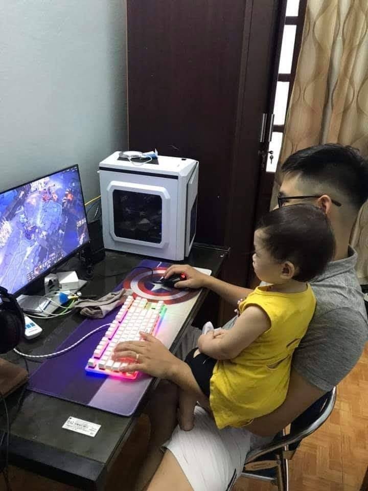 - Anh trông con 1 lúc hộ em nhé
- Ok

Rồi sau đó? Không có sau đó nữa 🤣🤣