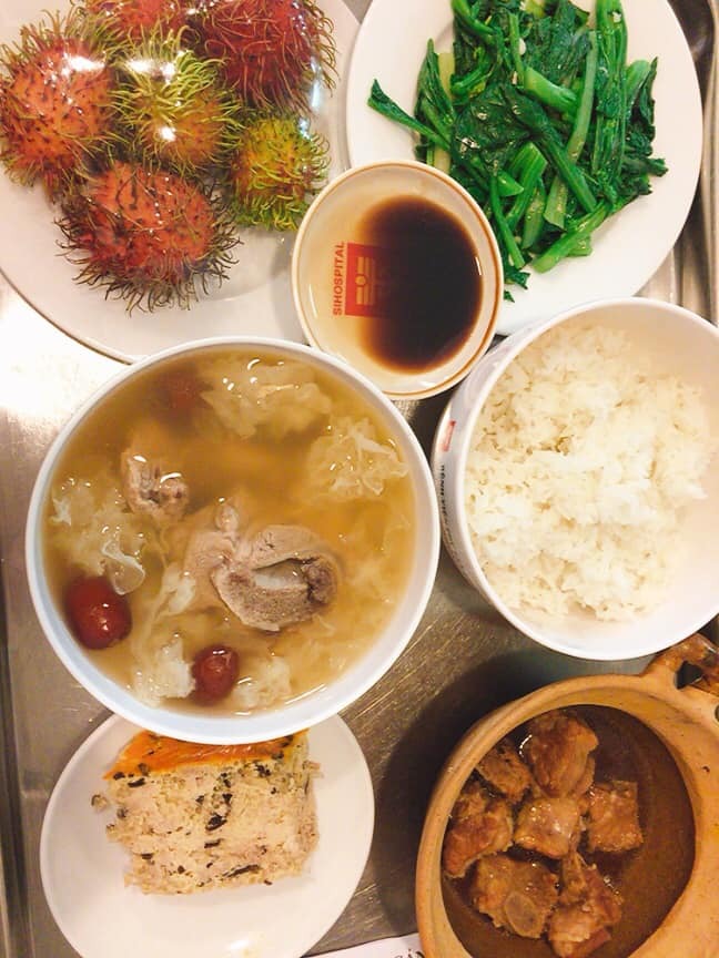 REVIEW ĐẺ TẠI QUỐC TẾ SÀI GÒN SIH

Mình nhập viện lúc tối 25/7 trong tình trạng rỉ ối từ trưa nhưng ỷ lại vì hôm trước cũng bị đi khám bs bảo chỉ là huyết trắng và mình còn 13 ngày nữa mới sanh, quê ở Tiền Giang nên chiều đến phòng khám gần nhà thì được bs bảo đi viện gấp, mình theo bs của bv Từ Dũ nhưng chọn sinh bên sih vì sợ TD quá tải. Vào viện đi thẳng phòng cấp cứu, mình rất khoẻ nha các mom, không đau gì cả, bụng cũng gọn, vào cc được các chị y tá tư vấn rất nhiệt tình, khám lại tất tần tật, đóng 4tr340 để xét nghiệm trước sinh. Tầm 22h giờ được đưa vào phòng chờ sanh, nằm đây không có người nhà, người nhà nhận phòng. Ở phòng chờ sanh được đo tim thai liên tục, đươc cầm đt theo thoải mái, đói được ra ngoài gặp người nhà ăn nhưng không được đi quá lâu, vì mình bị rỉ ối nên y tá dặn không được đi lại nhiều. Ngoài đo tim thai thì tầm 2h sẽ được khám trong 1 lần. 23h hơn mình bắt đầu râm râm như đau bụng kinh, tầm này chịu được, vừa ăn  khuya vừa chơi đt. Càng về sau cơn đau càng dồn dập và đau hơn, 4-5 phút đau 1 lần đến 5h sáng mình vẫn mở được 2-3 phân thôi, chịu không nổi mình xin tiêm gây tê màng cứng mặc dù nghe đồn sẽ rất ảnh hưởng về sau. Tiêm vào là như tiên luôn, hết đau nhưng ngủ li bì. Tiêm rồi mình được chuyển qua phòng sanh và lúc này người nhà được vào. Mình chờ nở đủ phân và đầu bé xuống thấp đến 14h30 bs mình yêu cầu tới. Tiêm gây tê màng cứng mà rặn đẻ không cảm giác luôn. Bé mình chào đời lúc 14h30 26/7 sanh thường.
- Đội ngũ y bác sĩ, lau công, bảo vệ mọi người đều rất ok nhưng theo người nhà mình thì do mình yêu cầu bs ngoài nên 1 số y tá làm việc cùng bác có vẻ không thích. Nhưng được cái là y tá luôn gọi cho bs của mình để nói tình hình cho bác và hối thúc bác. Mỗi ngày đều có bs thăm khám mẹ và bé, hỗ trợ nhiệt tình do mình không có sữa về kịp, sữa về thì bị tắt tia. Bs y tá ở đây luôn ưu tiên bé bú mẹ.
- Thức ăn ngon miệng, nhiều. Một mình mình ăn không hết. Tuy nhiên người nhà gọi riêng thì giá hơi đắc. 
- Phòng ốc sạch sẽ, mỗi ngày đều thay ga, áo cho mẹ, lấy rác, dọn wc,...
- Mỗi ngày được phát 6 miếng tả monny, 2 hộp sữa tươi và 6 chai nước suối. 
- Mình chọn sinh thường 14tr5, nâng cấp phòng vip 2, xét nghiệm trước sinh, bé mình bị rỉ ối lâu nên nằm dưỡng nhi 1 ngày, chích kháng sinh 5 ngày nên mình ở viện 5 ngày, tổng của mình 35tr.
Tóm lại là rất hài lòng, phấn đấu tập sau chọn sanh ở đây nữa. 👍