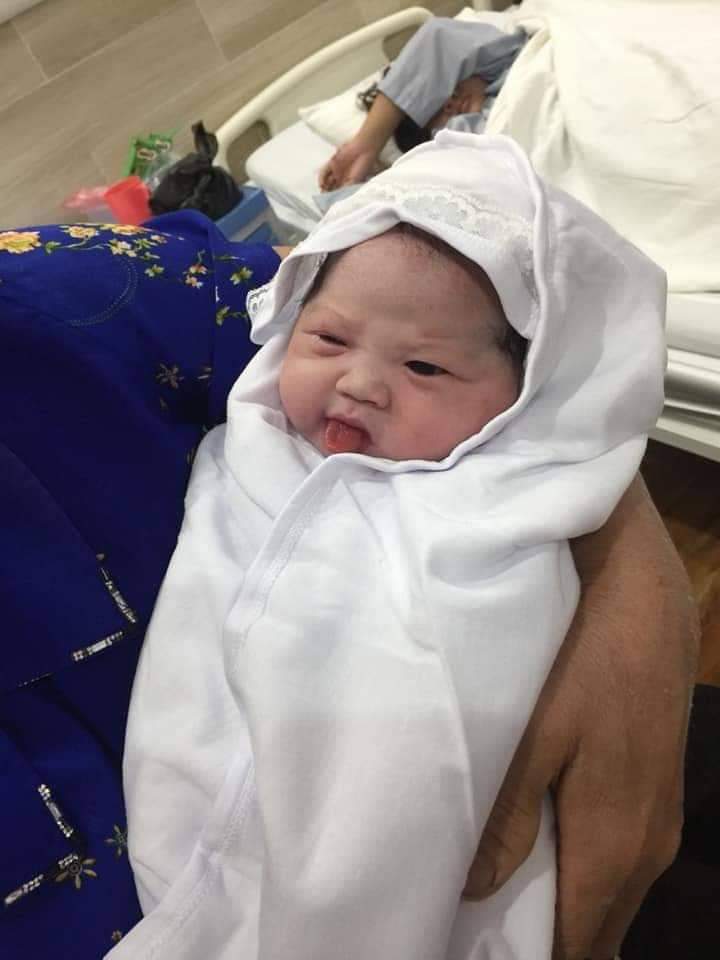 Con xin chào cả nhà 
Con tên là thị chôm ạ 
Con nặng 3,8kg 
Con sinh ở tuần 39w 
Các mẹ cứ hỏi em ăn uống gì mà con sinh TV thế mà sinh xong sữa mẹ về nhiều thế , mà con k phải ăn sữa ngoài , mẹ con có ăn gì đâu , mẹ con chỉ xem trên app và học theo thui ạ. Ủn mông cho con nhé 
TV mẹ nhiều sữa nên con ăn ngủ khì khì ra ạ . 
Ai xin vía k phải rạch của mẹ con k