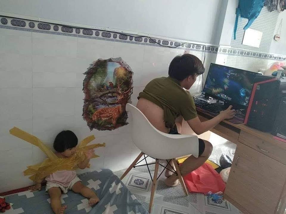 - Anh trông con 1 lúc hộ em nhé
- Ok

Rồi sau đó? Không có sau đó nữa 🤣🤣