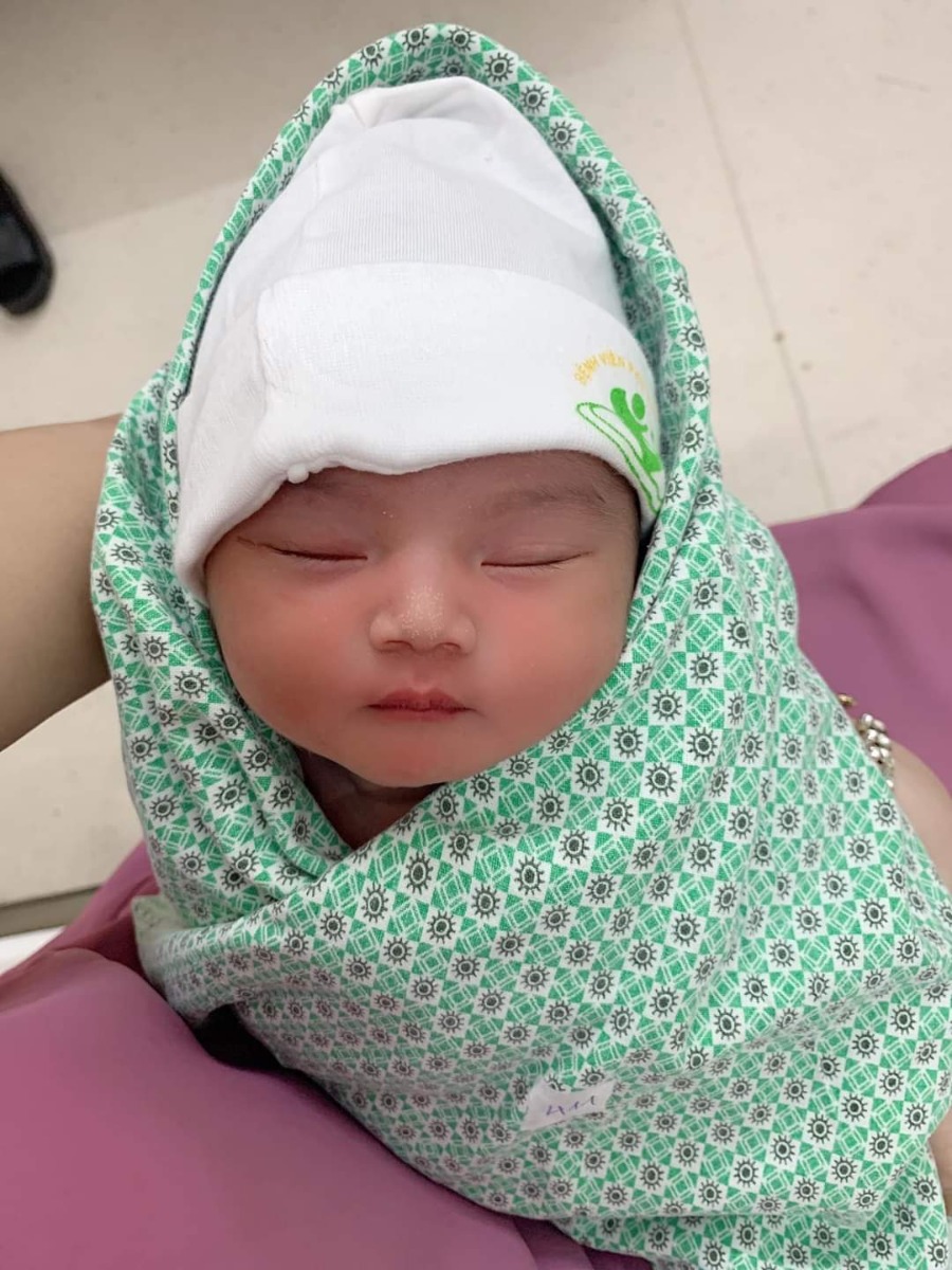 Chào các mom sau 9 tháng 10 ngày thì em cũng đã hạ sinh 1 em chuột gái 🥰 đúng 40 tuần tròn là e rỉ ối đau mất 6 tiếng là e đẻ . Đến giờ này e vẫn còn run khi nghĩ đến đau đẻ nhưng khi nhìn thấy e chuột mạnh khoẻ ra đời thì đúng là ko còn điều gì hạnh phúc bằng . 

Viết lên đây vài lời tâm sự cảm ơn các cô chú ở Mamibabi làm ra chiếc app thai giáo hay quá, cũng nhờ thai giáo đều mà mẹ con cháu gặp nhau đúng lịch ghê.

Chuột gái nhà mình sinh ngày 24-08-2020 
Tên gọi nhà là Xuka 😍😍😍 
Các mẹ ủn mông cho con vs ạ ❤️