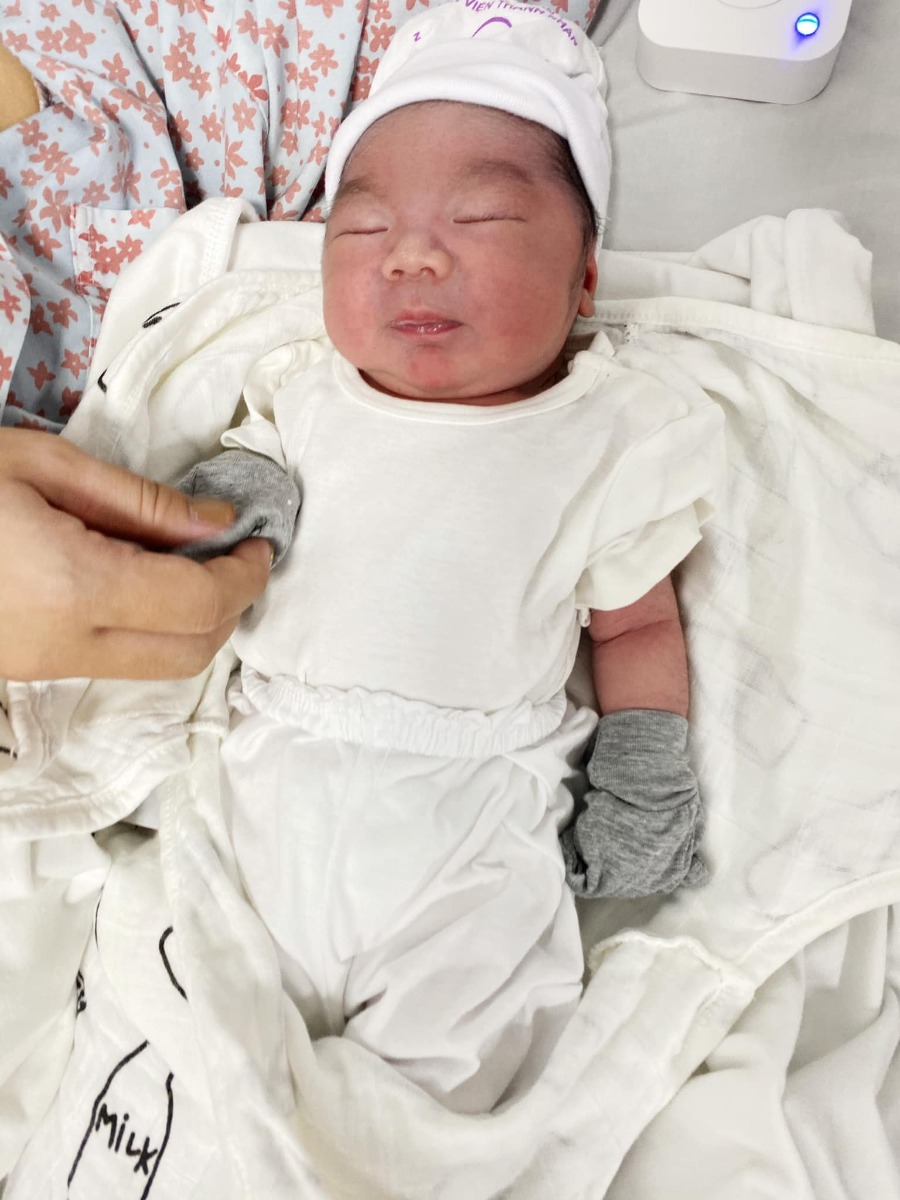 Nhật kí đi đẻ tại khoa sản 1 BV Thanh Nhàn HN 😍
Thực sự 1 thử thách sau 8 năm mới đẻ lại , 
Cơ địa khó đẻ thêm nữa lại cách xa, 
Nhưng lựa chọn Sản 1 là 1 quyết định thực sự ko sai lầm 
Gđ cháu xin chân thành cảm ơn ekip ngày 17,18/8/2020 , 
cả ekip đông đảo tất cả các y bác sĩ, hộ lí, y tá trong khoa .... đã giúp mẹ con cháu vượt qua 1 cách thành công rực rỡ. 🥳
Bs chụp ảnh có tâm hơn thợ nữa chứ 🥰
Mng cứ ytam nhé, còn thêm quà tặng bỉm Goon - sữa Morinaga Nhật cho bé, đủ quần áo cho các con mặc tại Bv trong mấy ngày ở viện nha. 
Nchung là rất ô-ke 🥰