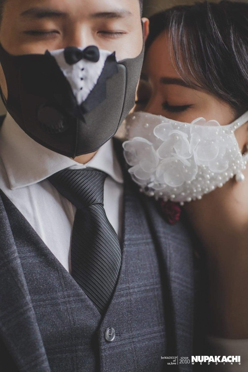 Thời buổi này không tin được ai. Nhất là cô Vy
Cưới cũng phải đeo nhé 😑