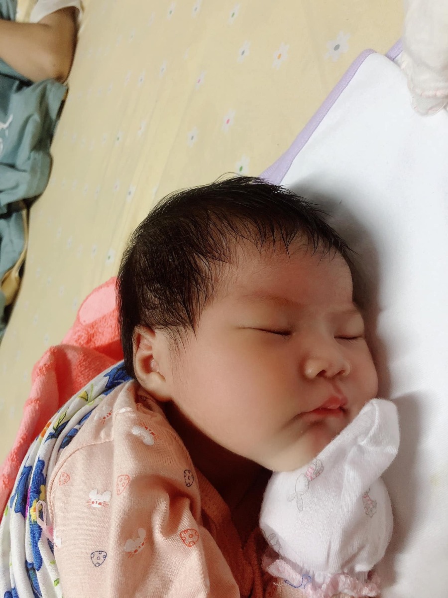 REVIEW 1 CHÚT CHO MẸ NÀO ĐANG CHUẨN BỊ SINH TẠI BV BƯU ĐIỆN Ạ🙂

Dks ngày 13/8 thì đúng 15h30 ngày 13/8 mẹ được gặp e bé .❤️
2h sáng e ra máu báo các mom ạ, vào viện khám thì được đưa phiếu vào phòng 111 khám xem mở được phân nào chưa. Trong phòng thì có 1 bác sĩ, 1 phụ tá. Khi e khám bs bảo chưa mở được phân nào, có thể về và chờ cơn đau thì vào viện. Sợ phải nằm viện nên e có mẹ ck, mẹ đẻ và ck đi cùng. Khám xong e bảo cả nhà đi về, nhưg 2 mẹ rất lo, nên e và mẹ đẻ e có vào hỏi lại. Vì lúc đó 2h sáng nên ca trực rất ít ng, khám xong bs và phụ tá đó đi ngủ, lúc e vào và e có gọi thì đầu tiên phụ tá dậy. Mẹ em năm nay cũng gần 50t rồi, mẹ e có hỏi :” bs cho e hỏi là cháu nhà e bị ra máu như vậy e muốn cháu ở lại viện theo dõi được không ạ? Sợ cho cháu về nhỡ có làm sao k ạ?” Thì phụ tá tl :” cho về mà có làm sao thì chả ai cho về đâu “ với cái vẻ mặt queo quẳng, lườm nguýt, thái độ rất láo toét( bạn đó chỉ tầm 28-29tuổi). Mẹ e có hỏi thêm 1,2 câu nữa thì tl vẫn hỗn như câu trc, e bảo mẹ e về thì đúng lúc đó chị bác sĩ dậy và ngồi tư vấn rất nhẹ nhàng và lịch sự. ( có vẻ chị đó nghe thấy bạn kia trả lời rất khó nghe nên chị đó dậy để nói đỡ) được tư vấn thì e yên tâm về nhà🙂
Đến 3h30 sáng e đau bụng quằn quặn nhưng bảo nằm cố đến sáng thì dậy vào viện, đến 7h30 e đau quá k chịu được và sách đồ để nhập viện, vào đến nơi vẫn được đưa phiếu vào phòng 111 khám nhưng đã thay ca nên 2 chị bsi này là người khác, e đau quá nhưng e vẫn cố chờ đến lượt gọi tên. Khi vào khám e có nói rõ e rất đau, bs khám cho e bảo chưa mở được phân nào lại bắt e về. Nhưng người nhà e nhất quyết k cho về, bắt nhập viện( vì e đag rất đau ). Trước đó e có đặt bác sĩ #Vũ_Mai_Phương đỡ đẻ nên e đã nhắn tin hỏi bác sĩ e muốn nhập viện. Bs Phương có bảo : “ e vào bảo các chị ý cho e chạy máy đi, lát chị xuống xem kết quả” ( vì chị đang bận ca mổ) . 2 bsi trong phòng đó cũng có 1 bs cũng rất khó tính, mặt mày cau có, khó chịu rồi cứ làm khó, đến lúc ck ngồi ngoài thấy rất bực mình nên mới quát lên thì từ lúc đó bs mới nhẹ nhàg và k làm khó nữa. Lúc e chạy máy xong bs Phương có xuống xem kết quả bà khám lại cho e. Khám xong bs Phương nói với 2 bs kia:” mở 2 phân rồi, cơn gò xuất hiện nhiều và nó đau bụng thế k cho nhập viện đến bh mới nhập viện nữa”. 😭

Đến 11h e nhập viện, lúc đó rất đau. Bs Phương có bảo e là đẻ mổ hay đẻ thường( trước e đặt c ý mổ), đẻ thường chị tiêm giảm đau cho, nghe thấy lọt tai e qđ thử đẻ thường.
Ôi thôi có lẽ chị tiêm kích đẻ cho e rồi! Tiêm đc 20’ e đau nhiều hơn, đau dồn dập, đau đến nỗi k còn sưc, chân tay run lẩy bẩy và cuối cùng e NGẤT. Người nhà e qđ bảo môt vì e k còn sức mà đẻ thường nữa. E được đưa vào phòng mổ và sau 10’ là xong và được chuyển đến phòng hồi sức🙂
- Vì đang dịch nên e mổ lúc 15h50 ngày 13/8-11h ngày 15/8 đã phải ra viện rồi ạ
- Nói đến dịch vụ ở đây e thấy cũng khá tệ, phòng 4 giường, cũng k được sạch sẽ cho lắm, điều hoà thì như bị hỏng, cũng chỉ được 1 người nhà vào chăm, buổi sáng 7h-11h thì đuổi hết chỉ có mỗi 1 mẹ 1 con chăm nhau.( Đẻ hôm trước hôm sau đã phải dậy chăm mặc dù vết mổ rất đau )
- Thái độ bác sĩ, phụ tá, bảo vệ thì rất khó chịu. E thấy duy nhất có bác sĩ Phương đỡ đẻ là nhẹ nhàng, nhiệt tình mà rất có tâm luôn, k chê vào đâu được luôn ý.
-Khi ra viện tổng thanh toán hết 9tr2 + 3tr biếu bác sĩ( vì e có thẻ bảo hiểm trái tuyến nên được trừ 48% vào tiền giường, tiền giường 500k hay 550k 1 ngày e k nhớ lắm ), ngoài ra thuốc men tầm 700k nữa ạ❤️
Trên đây là tất cả những gì e đã trải nghiệm, chúc tất cả các mẹ sắp sinh mạnh khoẻ, mẹ tròn con vuông nhé ạ❤️