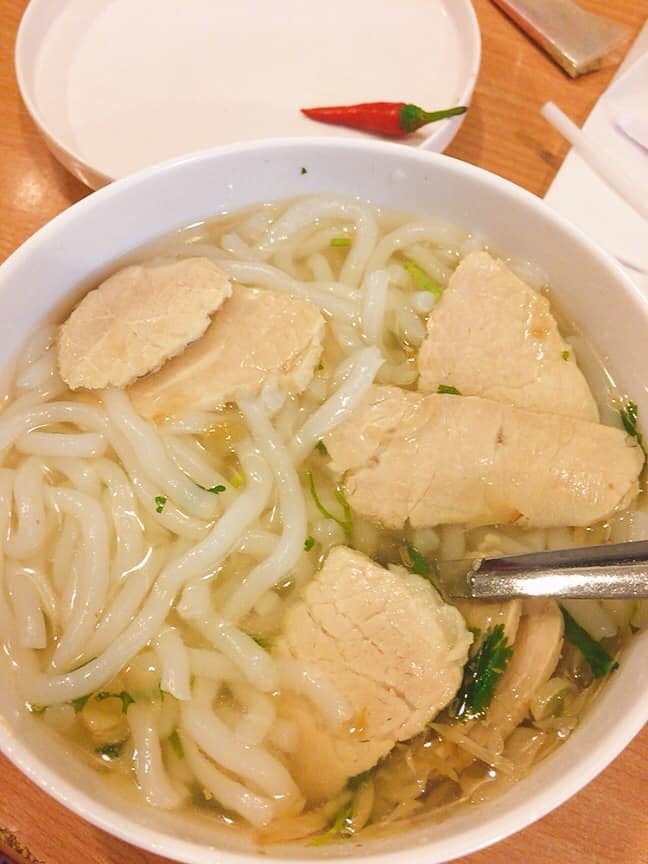 REVIEW ĐẺ TẠI QUỐC TẾ SÀI GÒN SIH

Mình nhập viện lúc tối 25/7 trong tình trạng rỉ ối từ trưa nhưng ỷ lại vì hôm trước cũng bị đi khám bs bảo chỉ là huyết trắng và mình còn 13 ngày nữa mới sanh, quê ở Tiền Giang nên chiều đến phòng khám gần nhà thì được bs bảo đi viện gấp, mình theo bs của bv Từ Dũ nhưng chọn sinh bên sih vì sợ TD quá tải. Vào viện đi thẳng phòng cấp cứu, mình rất khoẻ nha các mom, không đau gì cả, bụng cũng gọn, vào cc được các chị y tá tư vấn rất nhiệt tình, khám lại tất tần tật, đóng 4tr340 để xét nghiệm trước sinh. Tầm 22h giờ được đưa vào phòng chờ sanh, nằm đây không có người nhà, người nhà nhận phòng. Ở phòng chờ sanh được đo tim thai liên tục, đươc cầm đt theo thoải mái, đói được ra ngoài gặp người nhà ăn nhưng không được đi quá lâu, vì mình bị rỉ ối nên y tá dặn không được đi lại nhiều. Ngoài đo tim thai thì tầm 2h sẽ được khám trong 1 lần. 23h hơn mình bắt đầu râm râm như đau bụng kinh, tầm này chịu được, vừa ăn  khuya vừa chơi đt. Càng về sau cơn đau càng dồn dập và đau hơn, 4-5 phút đau 1 lần đến 5h sáng mình vẫn mở được 2-3 phân thôi, chịu không nổi mình xin tiêm gây tê màng cứng mặc dù nghe đồn sẽ rất ảnh hưởng về sau. Tiêm vào là như tiên luôn, hết đau nhưng ngủ li bì. Tiêm rồi mình được chuyển qua phòng sanh và lúc này người nhà được vào. Mình chờ nở đủ phân và đầu bé xuống thấp đến 14h30 bs mình yêu cầu tới. Tiêm gây tê màng cứng mà rặn đẻ không cảm giác luôn. Bé mình chào đời lúc 14h30 26/7 sanh thường.
- Đội ngũ y bác sĩ, lau công, bảo vệ mọi người đều rất ok nhưng theo người nhà mình thì do mình yêu cầu bs ngoài nên 1 số y tá làm việc cùng bác có vẻ không thích. Nhưng được cái là y tá luôn gọi cho bs của mình để nói tình hình cho bác và hối thúc bác. Mỗi ngày đều có bs thăm khám mẹ và bé, hỗ trợ nhiệt tình do mình không có sữa về kịp, sữa về thì bị tắt tia. Bs y tá ở đây luôn ưu tiên bé bú mẹ.
- Thức ăn ngon miệng, nhiều. Một mình mình ăn không hết. Tuy nhiên người nhà gọi riêng thì giá hơi đắc. 
- Phòng ốc sạch sẽ, mỗi ngày đều thay ga, áo cho mẹ, lấy rác, dọn wc,...
- Mỗi ngày được phát 6 miếng tả monny, 2 hộp sữa tươi và 6 chai nước suối. 
- Mình chọn sinh thường 14tr5, nâng cấp phòng vip 2, xét nghiệm trước sinh, bé mình bị rỉ ối lâu nên nằm dưỡng nhi 1 ngày, chích kháng sinh 5 ngày nên mình ở viện 5 ngày, tổng của mình 35tr.
Tóm lại là rất hài lòng, phấn đấu tập sau chọn sanh ở đây nữa. 👍