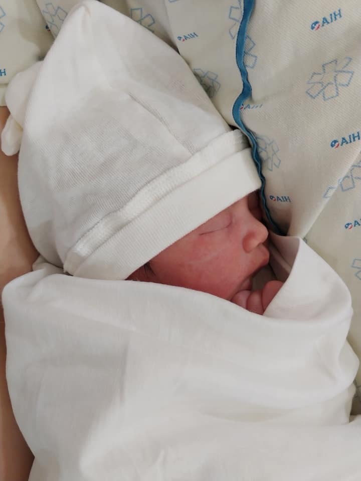 Mình vượt cạn thành công ở mốc 39w, bé 2.8kg
1. Mình sinh ở bệnh viện AIH. Bệnh viện dịch vụ tốt, đồ ăn ngon và y tá bác sĩ đều nhẹ nhàng và nhiệt tình. Khám và làm xét nghiệm cũng kỹ lắm ạ!
2. Mình xét nghiệm tiểu đường khoảng tuần 21- 22 thì bị tđtk. Sau đó mình dùng tảo xoắn tươi khoảng 1 tháng và 26w xét nghiệm lại đã khỏi tđtk. Trước khi sinh, khoảng 36w mình cũng xét nghiệm lại cho an tâm và chỉ số cũng bình thường. Nhưng sau khi sinh em bé, bác sĩ vẫn chỉ định lấy máu bé kiểm tra 1 ngày 2 lần vì mẹ có tiền sử tđtk. Mình hỏi thăm thì biết mấy bệnh viện khác không kiểm tra bé nếu mẹ tđtk, chắc bệnh viện AIH làm kỹ hơn. Mình cũng muốn xét nghiệm để an tâm về sức khoẻ của con hơn. Nhưng nói thiệt nhìn con bị lấy máu 2 lần/ ngày mình xót còn hơn đau đẻ nên sau khi kết quả 2 lần bình thường thì ngày hôm sau mình xin ko lấy máu bé nữa. 
Mình cũng làm gói xét nghiệm tầm soát 66 bệnh cho con và tất cả chỉ số đều bình thường. Tất cả xét nghiệm hay thăm khám bé đều nằm trong gói sinh và sau sinh, mình ko tốn thêm phí!
9 tháng mang bầu dù cho bao nhiêu lần siêu âm thăm khám bác sĩ đều nói không có gì bất thường thì khi sinh con rồi, ẵm con trên tay, con bình an khoẻ mạnh, mình mới thở phào nhẹ nhõm thật sự.
Và thật sự có con rồi mới thấy chỉ cần con khoẻ là đủ ạ!
Sau sinh mình cũng có đi xét nghiệm tiểu đường lại và chỉ số bình thường dù 1 ngày mình uống ít nhất 3 ly sữa ông thọ nóng để hút kích sữa (mà các mẹ biết sữa ông thọ thì đường nhiều thế nào rồi ạ)
3. Tảo xoắn tươi thì không có mùi, không vị và dễ uống. Các mẹ cứ search trên mạng tìm xem chỗ nào uy tín rồi mua ha! 
Mình chia sẻ vì mình biết lúc mang bầu có không biết bao nhiêu chuyện để lo, đừng để tđtk là một trong những nỗi lo đó, ảnh hưởng cả mẹ và bé! Mình cứ lo lắng đủ thứ từ sức khoẻ con đến sức khoẻ của mẹ. Hết tđtk là mình ăn uống xả láng để con và mẹ đều khoẻ và vui! Cuối cùng mình chỉ mong các mẹ vượt cạn thành công. Mẹ con đều bình an, khoẻ mạnh nha!