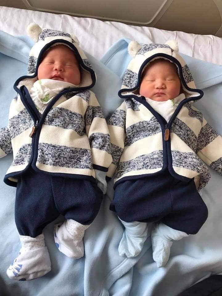 Chế độ ăn uống giúp mẹ Bông bầu vào con ít vào mẹ. Đẻ sinh đôi mà con to hơn sinh thường chửa 1 ( ~ 3,4kg / 1 bé ) 👍

Sau 1 tháng ơ cữ mình mới có time chia sẻ kinh nghiệm cá nhân cho các mẹ như sau
Hồi mang bầu 2 bé Patek & Phillipe mình không ăn theo 1 chế độ cụ thể nào. Nhưng rút kinh nghiệm bầu bé Bông.Tăng quá nhiều tận 20kg. Lần này mình ăn uống khoa học hơn.
Bầu sinh đôi 2 bé mình tăng 17kg. Sinh 2 bé được 1 bé gần 3,4 kg và 1 bé 3,3 kg chưa tính bánh rau , nước ối v...v 
Theo như các y bác sĩ nói là to nhất lịch sử sinh đôi của Vinmec luôn ( trộm vía 2 con tỉ lần ) 
Thực đơn lúc mang bầu của mình như sau :
#3 tháng #đầu mình vẫn ăn uống bình thường. Chỉ bổ xung Axit Folic , Canxi, Các loaii vitamin C D ... ( Mình uống Elevit của Úc vì hàm lượng Axitfolic cao ) Hoặc các bạn có thể uống  ,Blackmores Pregnancy Gold, Nature Made Prenatal Multi + DHA ... vì uống Elevit hay bị táo . 
Mình mua của em My Thao Ho số 10 Hàng Cân 
Các mẹ nhớ cố gắng Giữ cho cân nặng không tăng hoặc chỉ nên tăng 1-2kg thui nha
#3 #tháng #giữa : Thai nhi bắt đầu phát triển nên mình bắt đầu ăn uống để có chất cho con. 
Vẫn tiếp tục bổ xung vitamin tổng hợp, sắt , canxi và bổ xung thêm DHA . Mình dùng #DHA của Úc 
Bạn nào uống canxi hoặc sắt bị táo có thể uống sắt dạng siro nhaa. 
Mình ăn 5-6 bữa 1 ngày. Ko bỏ ăn sáng. Vì bỏ ăn sáng rất dễ gây đói ăn nhiều vào buổi trưa và tối. Lại rất hại, ko tốt cho mẹ và bé. Ăn nhiều trái cây và hạn chế tinh bột, ăn đầy đủ các chất đạm, chất xơ, chất béo : ăn nhiều cá ( nên ăn cá , tôm đồng, cá hồi, cá tầm, trứng luộc, chim câu , lườn gà, rau xanh ăn tăng gấp 2-3 lần ... )
#3 #tháng #cuối : Thai nhi phát triển cân nặng nhanh nhất, nên mình vừa ăn uống vừa lắng nghe cơ thể và đi siêu âm thăm khám thường xuyên để điều chỉnh cân nặng cho mẹ và bé sao cho phù hợp. Con thừa cân thì ăn ít đi, còn con thiếu cân thì ăn tăng lên, bé tăng nhanh nhất vào 2 tháng cuối. 1 tuần có thể tăng tận 1kg luôn. 
Ngoài nhưng thông tin trên có lẽ đa phần các mẹ đều có thể tham khảo được từ trên mạng. Thì có mấy #Note cá nhân mình áp dụng thấy đúng là có hiệu quả thật 
1. ĂN KHOAI LANG VÀO GIỮA VÀ CUỐI THAI KÌ
Muốn con tăng cân nhiều mà ko vào mẹ ( 1 -2 củ #khoai #lang vào buổi trưa ) Nhờ chồng mình hàng ngày nướng khoai mật cho ăn mà bác sĩ bắt phải hãm ăn , kiêng khem nhìn cả 1 tháng cuối vì sợ tăng cân quá nhiều thì vỡ bụng mất ... hihi 
Đừng khinh thường củ khoai nhỏ bé nha. Nhỏ nhưng có võ. Vừa giúp bé tăng cân, tăng đề kháng, ngừa táo bón, tiểu đường lại tốt cho trí não thai nhi nữa
2. NÓI KHÔNG VỚI SỮA BÀ BẦU 
Chỉ uống sữa tươi #không #đường , Nói #Không với sữa bà bầu ( vì chỉ béo mẹ không vào dc bé bao nhiêu )
Thuý chọn uống #sữa #tươi #thanh #trùng vì hạn ngắn và không có chất bảo quản. Có Mộc Châu, Ba Vì C Đà Lạt nhưng mình uống thấy sữa thanh trùng Đà Lạt vị ngon béo nhất. Nên mua loại túi giấy 450ml vừa lượng uống , ko ít quá, k nhiều quá tránh để lâu hỏng sữa. Uống đến đâu mua đến đó. 
3. KHÔNG LẠM DỤNG NƯỚC DỪA & NƯỚC MÍA  ( vì tăng cân ,gây tích nước và dễ gây tiểu đường thai kì ) Riêng mẹ nào thiếu cân hay bé quá nhẹ cân thì có thể uống nước mía, mẹ nào cạn ối thì uống thêm nước dừa cho trong ối nhưng tuần 1-2 trái thôi. Chứ ko nên ngày nào cũng 1 trái cho con trắng trẻo như lời đồn nha
4. CÓ THỂ TỰ LÀM HAY MUA CÁC LOẠI SỮA TỪ HẠT ( như sữa đậu nành, nước óc chó hạnh nhân, nước mè đen ... ) nhiều chất dinh dưỡng, nhiều omega 3 ... cho bé mà ko tăng cân , thay cho sữa bầu 
( Mẹ nào lười có thể mua sữa óc chó hạnh nhân Hàn Quốc đóng hộp sẵn cũng tiện) 
5. UỐNG ĐỦ NƯỚC  ( 2 lit - 2,5 lít nước )
Ngày uống 8 ly nước,  nên uống nước ấm, không nên uống nước lạnh, ngoài ra bổ xung các loại nước ép như nước cam, nước ép bưởi, sinh tố bơ ...vv
6. ĂN NHIỀU TRÁI CÂY , RAU CỦ LUỘC 
Ngoài 3 bữa chính thì lúc nào cũng phải có trái cây, rau củ làm bữa phụ để ăn chống đói. 
( Nếu ngại ăn có thể ép lấy nước , nhưng nên ăn tốt hơn vì giữ lại được chất xơ, và không bị tích đường như nước ép. 
7. THỂ DỤC THỂ THAO NHẸ NHÀNG
Không nên nằm ì 1 chỗ. Theo mình vẫn nên hoạt động nhẹ nhàng vừa khoẻ mình vừa khoẻ bé. 
Có thể chọn các loại hình thể thao nhẹ nhàng như : Yoga cho bà bầu, đi bộ, bơi lội ... 
Trvia mình bầu sinh đôi bụng to vượt mặt mà vẫn đi lại phăm phăm, đi làm đến ngày đẻ luôn ...
Có lẽ vì cơ địa tốt 1 phần và chăm hoạt động nên dù sinh mổ lần 2 rất đau, lại đẻ sinh đôi nưa nhưnh cơ thể bình phục rất nhanh. Sau sinh 8h đã tự ngồi dậy cho con bú và sau 20h đã tự cầm chai nước truyền tư đi wc dc rồi .
Đây là ảnh mang bầu và ảnh 2 bé Khôi Nguyên & Gia Khang ngày xuất viện được 5 ngày tuổi ạ !
Nguồn: Vu Dieu Thuy