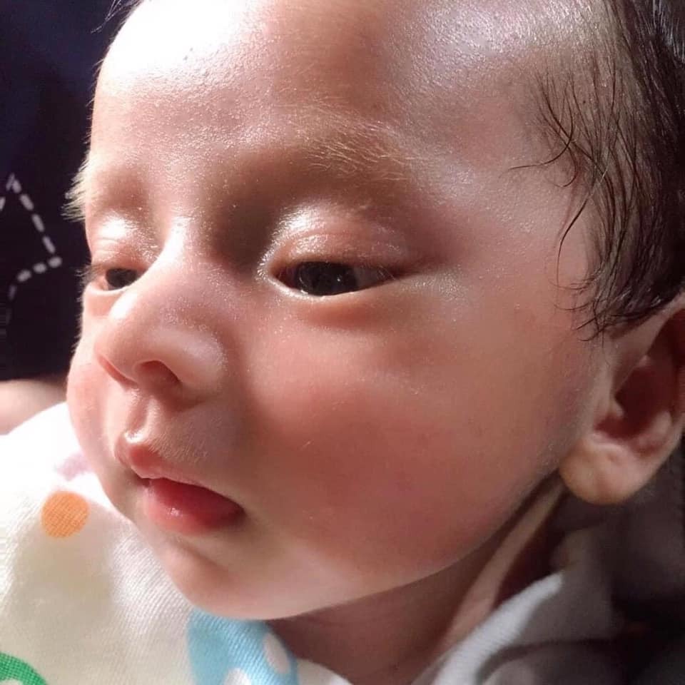 Mũi con đẹp tự nhiên không có sửa ha 😆 Mũi Châu Á vẫn có cửa ha 😍
Mom xin vía mát lắm nha, với nhớ thai giáo đều cho con mỗi tối nha 😍🥰