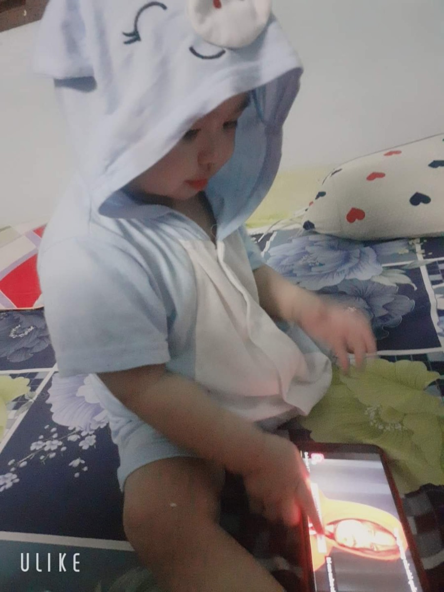Chào mn thật sự e rất bùn.k biết e lm như v là đúng hay sai nửa.mog mn đọc hết bài của e và chi e xin ý kiến
Chuyện là như này: e lấy ck gần đc năm từ khi lấy ck e đc 3me xin về nhà ở lun,mọi ng nói e sướng khi 3me e bắt rễ cho e ở đây. Nhưng đc tg đầu mọi chuyện diễn ra ngày càng phức tạp từ lúc con e ngày càg lớn,có lẽ vì ông bà quá thương cháu nên ms như v.lúc con còn nhỏ dưới 6th thì ông bà bắt cho ún nc , rồi bắt rơ lưỡi bằg mật ong , vì theo như e tìm hiểu là k đc ... nên e đã giải thích cặn kẽ nhưng ông bà phất lờ cắt ngag lời e thâm chí la mắg e.nói e bày đặt vì nuôi e từ nhỏ v rồi có sao.e sao có thể qa mặt hỉu biết đc bằg mẹ.nên thôi e chìu theo ý e im lặng vì e sợ bất hiếu vs 3me mìh.nên lúc k có ng e sẽ k cho bé ún nc khi đc ôg bà nhắc nhở thì e bảocho ún r.
Đến khi bé tập ăn dặm thì thứ gì ông bà ăn thấy cháu đòi đều đútvcho cháu ăn.(trẻ nhỏ thấy ai ăn gì đều xin cả)nên ông bà tưởg đói cứ đút bé ăn .trong khi nó còn quá nhỏ mới tập ăn cháo thì đăc biết là ông ngoại đút cho cháu ăn lih tih như bánh bông lan bún tươi chán xì dầu,nc mắm,cơm...nói chug ông ăn thứ gì hễ cháu đòi đều đút.e có nói nhìu lần và giải thích nhưng ba e vẫn cứ đút.
Đến hôm nay ba e ăn cháo trắng vs xì dầu(vì 3 e gốc  ng tàu nên rất thích ăn cháo)bé nhà e có đòi nên 3 định đút nửa e sợ như mọi lần nên e có nói là thôi thôi ba đừng đút,nó ăn bừa bãi đến bửa k chịu ăn .cái đó nó k ăn đc vì còn nhỏ , e chỉ nói đại khái như v vì trong khỏag khắt ấy e mà giải thích dài dòg thì ba đã đút con e ăn mất r.ấy v mà ba giận e ,hất con e xún nệm rồi bỏ xún bếp.đến tối ún say ba lại la mắg um sùm ,bảo là 2vkck bây quỳ xún lạy tao tao cũg k bao giờ tha thứ mà thật sự ck e k biết gì cả.k phải vì e bênh ck e đâu ạ.còn nói e mày là đứa khốn nạn.lúc nhỏ tao cho mày ăn shit nên ms lớn như hôm nay,tao ăn đc nó ăn đc mày sợ tao bỏ thuốc độc à,hay chế đồ ăn dơ nhớp k cho .mày thua cả con chó...con mày chết mày đẻ đứa khác đc bame mày chết mày kiếm lại đc k.
Thật sự ba e nói k để e giải thích lun,e vừa mở lời ba bảo mày im .còn bảo cấm mẹ lần sau k đc đụng vào cháu lỡ đâu e bắt đền...
E thật sự mệt mỏi ,còn nhìu chuyện nửa kể sao cho hết.sống trog nhà mình mà còn bị áp lực nhìu chuyện .thì hỏi sao sống cho nổi.
Ba e là ng rất gia trưởg và bảo thủ.k biết e sống chung đc bao lấu nửa.thật là e rất xấu hổ vs ck e  vì gia đình của mìh..
Trên đây e mới kể sơ qa thôi còn nhìu chuyện khác nửa.mog mn đọc và cho e ý kiến e phải lm gì và e có sai ở đâu ko ạ.người ngoài cuộc sẽ sáng suốt hơn ... hiện tại e rất bùn 3me e
e xin cảm ơn đã đọc hết bài dài như này của e