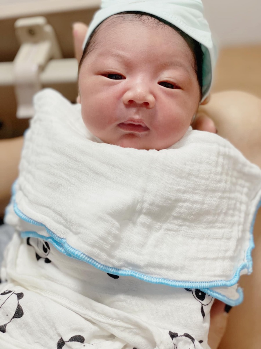 Nhật kí đi đẻ tại khoa sản 1 BV Thanh Nhàn HN 😍
Thực sự 1 thử thách sau 8 năm mới đẻ lại , 
Cơ địa khó đẻ thêm nữa lại cách xa, 
Nhưng lựa chọn Sản 1 là 1 quyết định thực sự ko sai lầm 
Gđ cháu xin chân thành cảm ơn ekip ngày 17,18/8/2020 , 
cả ekip đông đảo tất cả các y bác sĩ, hộ lí, y tá trong khoa .... đã giúp mẹ con cháu vượt qua 1 cách thành công rực rỡ. 🥳
Bs chụp ảnh có tâm hơn thợ nữa chứ 🥰
Mng cứ ytam nhé, còn thêm quà tặng bỉm Goon - sữa Morinaga Nhật cho bé, đủ quần áo cho các con mặc tại Bv trong mấy ngày ở viện nha. 
Nchung là rất ô-ke 🥰