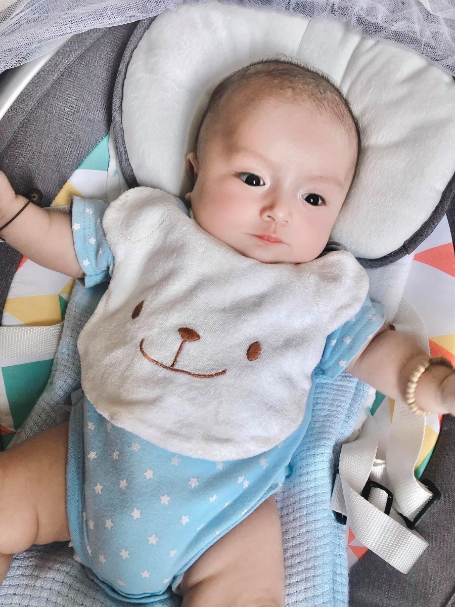 Tớ là chuột đực nhé, mẹ cho mặc đồ hơi giống chuột cái tí thôi 😅😂