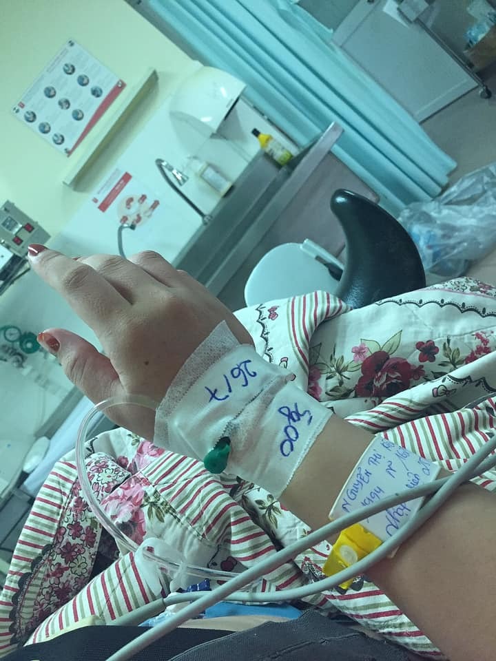 REVIEW ĐẺ TẠI QUỐC TẾ SÀI GÒN SIH

Mình nhập viện lúc tối 25/7 trong tình trạng rỉ ối từ trưa nhưng ỷ lại vì hôm trước cũng bị đi khám bs bảo chỉ là huyết trắng và mình còn 13 ngày nữa mới sanh, quê ở Tiền Giang nên chiều đến phòng khám gần nhà thì được bs bảo đi viện gấp, mình theo bs của bv Từ Dũ nhưng chọn sinh bên sih vì sợ TD quá tải. Vào viện đi thẳng phòng cấp cứu, mình rất khoẻ nha các mom, không đau gì cả, bụng cũng gọn, vào cc được các chị y tá tư vấn rất nhiệt tình, khám lại tất tần tật, đóng 4tr340 để xét nghiệm trước sinh. Tầm 22h giờ được đưa vào phòng chờ sanh, nằm đây không có người nhà, người nhà nhận phòng. Ở phòng chờ sanh được đo tim thai liên tục, đươc cầm đt theo thoải mái, đói được ra ngoài gặp người nhà ăn nhưng không được đi quá lâu, vì mình bị rỉ ối nên y tá dặn không được đi lại nhiều. Ngoài đo tim thai thì tầm 2h sẽ được khám trong 1 lần. 23h hơn mình bắt đầu râm râm như đau bụng kinh, tầm này chịu được, vừa ăn  khuya vừa chơi đt. Càng về sau cơn đau càng dồn dập và đau hơn, 4-5 phút đau 1 lần đến 5h sáng mình vẫn mở được 2-3 phân thôi, chịu không nổi mình xin tiêm gây tê màng cứng mặc dù nghe đồn sẽ rất ảnh hưởng về sau. Tiêm vào là như tiên luôn, hết đau nhưng ngủ li bì. Tiêm rồi mình được chuyển qua phòng sanh và lúc này người nhà được vào. Mình chờ nở đủ phân và đầu bé xuống thấp đến 14h30 bs mình yêu cầu tới. Tiêm gây tê màng cứng mà rặn đẻ không cảm giác luôn. Bé mình chào đời lúc 14h30 26/7 sanh thường.
- Đội ngũ y bác sĩ, lau công, bảo vệ mọi người đều rất ok nhưng theo người nhà mình thì do mình yêu cầu bs ngoài nên 1 số y tá làm việc cùng bác có vẻ không thích. Nhưng được cái là y tá luôn gọi cho bs của mình để nói tình hình cho bác và hối thúc bác. Mỗi ngày đều có bs thăm khám mẹ và bé, hỗ trợ nhiệt tình do mình không có sữa về kịp, sữa về thì bị tắt tia. Bs y tá ở đây luôn ưu tiên bé bú mẹ.
- Thức ăn ngon miệng, nhiều. Một mình mình ăn không hết. Tuy nhiên người nhà gọi riêng thì giá hơi đắc. 
- Phòng ốc sạch sẽ, mỗi ngày đều thay ga, áo cho mẹ, lấy rác, dọn wc,...
- Mỗi ngày được phát 6 miếng tả monny, 2 hộp sữa tươi và 6 chai nước suối. 
- Mình chọn sinh thường 14tr5, nâng cấp phòng vip 2, xét nghiệm trước sinh, bé mình bị rỉ ối lâu nên nằm dưỡng nhi 1 ngày, chích kháng sinh 5 ngày nên mình ở viện 5 ngày, tổng của mình 35tr.
Tóm lại là rất hài lòng, phấn đấu tập sau chọn sanh ở đây nữa. 👍