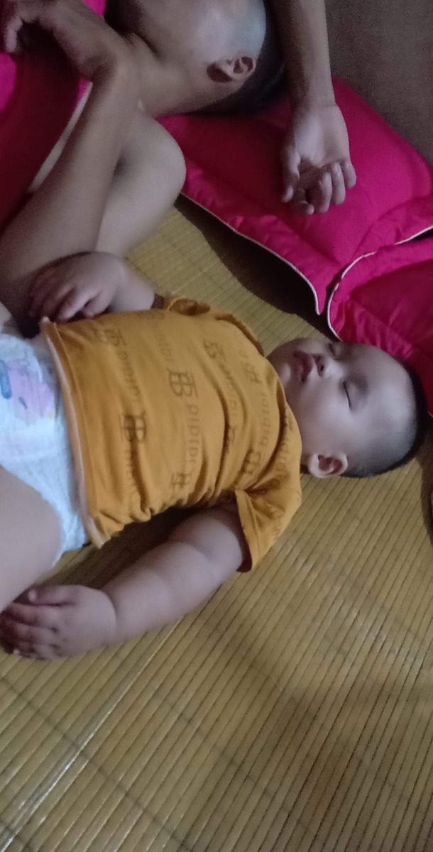 Có mom nào giống e k. Nửa đêm nằm ôm con lại rơi nước mắt 😥
Hnay e qđ cuối tháng sẽ đi làm,con e đc 10m8d các m ạ. Nhìn con cười đùa ngây thơ,ăn chưa biết tự ăn,đi chưa biết đi mà mẹ đã vội muốn buông con ở nhà để đi làm. 
Nhưng m.n trong gđ ck e làm e quá mệt mỏi vì đồng tiền. Nó dồn ép e vào tận con đường cùng. Họ nói những câu bâng quơ nhưng nghe câu nào thấu xót câu đó
Ck vô tâm...bme ck thì ối giồi ôi. K có từ nào diễn tả đc cảm xúc bh của e nữa. Mọi thứ sụp đổ hết.