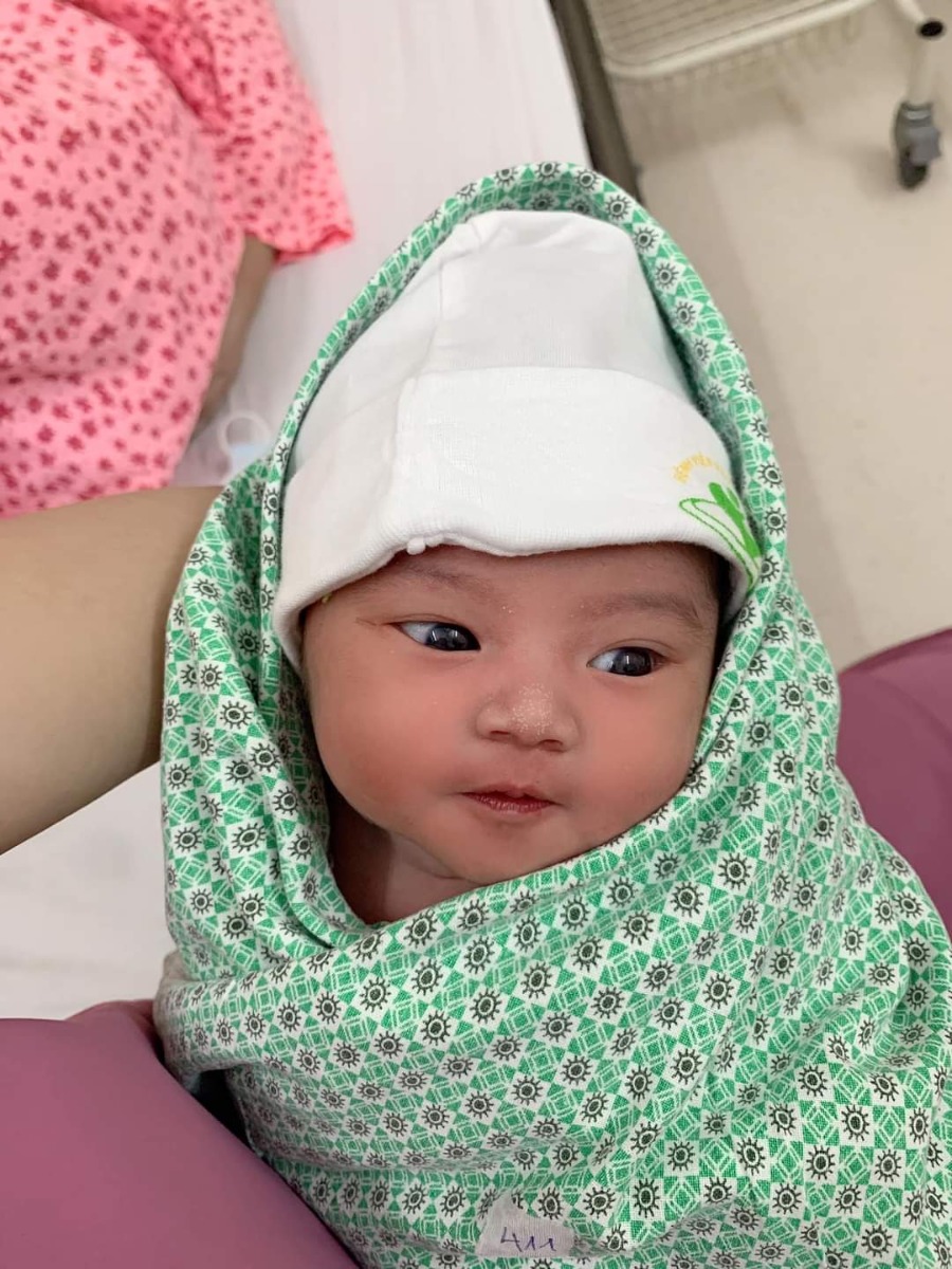 Chào các mom sau 9 tháng 10 ngày thì em cũng đã hạ sinh 1 em chuột gái 🥰 đúng 40 tuần tròn là e rỉ ối đau mất 6 tiếng là e đẻ . Đến giờ này e vẫn còn run khi nghĩ đến đau đẻ nhưng khi nhìn thấy e chuột mạnh khoẻ ra đời thì đúng là ko còn điều gì hạnh phúc bằng . 

Viết lên đây vài lời tâm sự cảm ơn các cô chú ở Mamibabi làm ra chiếc app thai giáo hay quá, cũng nhờ thai giáo đều mà mẹ con cháu gặp nhau đúng lịch ghê.

Chuột gái nhà mình sinh ngày 24-08-2020 
Tên gọi nhà là Xuka 😍😍😍 
Các mẹ ủn mông cho con vs ạ ❤️