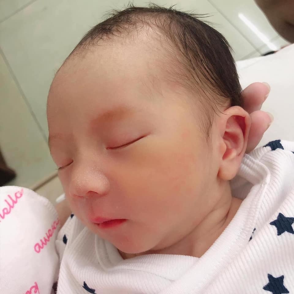 Mũi con đẹp tự nhiên không có sửa ha 😆 Mũi Châu Á vẫn có cửa ha 😍
Mom xin vía mát lắm nha, với nhớ thai giáo đều cho con mỗi tối nha 😍🥰