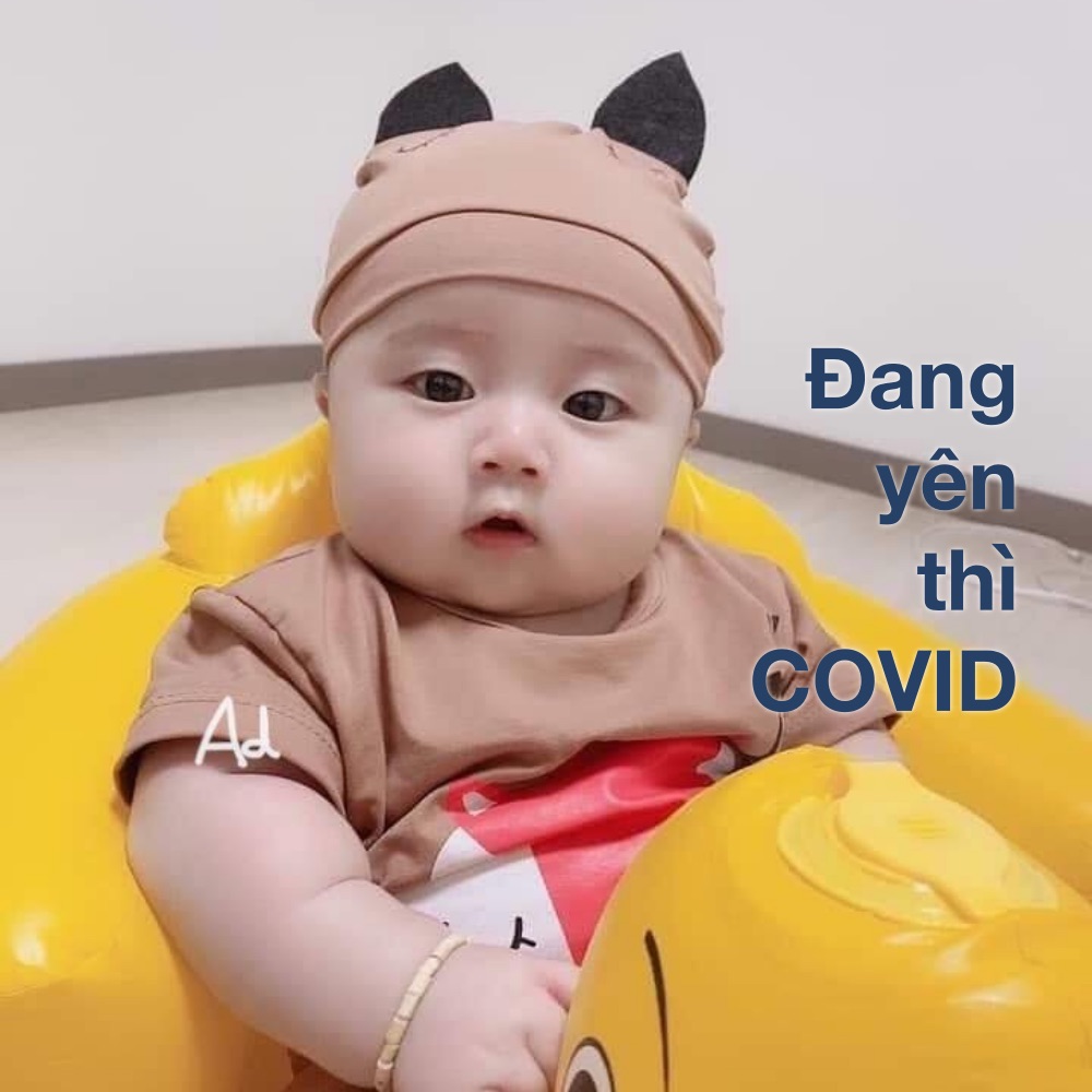 COVID THÌ THAI GIÁO GÌ NỮA MOM NHỈ?
Ô hay chưa? Có mẹ bảo em thế đó. Covid thì liên quan gì đến thai giáo nhỉ các mom? Nhưng cũng phải công nhận là bầu bì đã mệt, lại đúng đợt Covid này đâm thêm lo ghê. 

Đổi chủ đề chút, để em kể các mẹ nghe chuyện vợ chồng em quyết định thai giáo như thế nào nha. Covid nhiều mẹ đc nghỉ, đến lúc để dành thời gian cho bé cưng trong bụng rồi. Nghĩ lại thấy hợp lý quá!

Đợt trc khi bầu em có nghe các mẹ nói nhiều về Thai giáo mà chưa hiểu rõ về nó. Nằm vùng trong mấy group bỉm sữa thì thấy có 2 ý kiến trái ngược hẳn nhau:
- Một là cứ chửa đẻ bt, ko cần thai giáo gì sất, bn năm nay các cụ nhà mình vẫn vậy, con sau này vẫn giáo sư bác sĩ bt
- Hai là tin vào thai giáo, áp dụng ngay từ khi mang bầu.

Lúc đấy em cũng nghe qua qua về Thai giáo rồi nhưng nửa tin nửa ngờ, lại thêm mẹ chồng và mấy chị ở vp bảo là vẽ chuyện nhưng thấy mấy chị đi trước đều thai giáo cho con hết, lại biết thêm app Mamibabi này thấy các mẹ thai giáo rôm rả ghê nên đâm ra lại càng tò mò, quyết định hỏi thêm ý kiến ông xã coi sao.

Chắc thấy vợ lăn tăn, ổng làm luôn câu: Thai giáo luôn đi vợ ạ, có mất gì đâu, cũng ko ảnh hưởng gì đến con, mà chọn chỗ nào uy tín mà học, chứ mấy khóa trên mạng giờ anh thấy toàn video tào lao, nói nói ko thôi à, thời gian đâu xem hết, xem xong cũng ko biết phải áp dụng làm sao.

Công nhận chồng em nói đúng, phải chọn kỹ các mẹ ạ ko là mất thời gian ghê lắm. Bé Gà nhà em ấy thế mà giờ đc 3 tháng hơn rồi, kết quả thai giáo đem lại khiến cả em và chồng bất ngờ.

Trộm vía Gà máy rất nhiệt tình, mẹ cho nghe nhạc lúc nào là bạn quẩy lúc ấy. Lúc còn trong bụng mẹ, Gà rất biết phối hợp mỗi lần mình thai giáo ánh sáng, rọi đèn cho con. Càng về những tháng cuối Gà càng phản ứng rõ rệt khi mẹ tương tác. 

Gà sinh ra là đã hay cười, hóng chuyện, không quấy khóc nên em chăm con nhàn tênh. Gà theo Easy rất dễ vì bé đã phân biệt được ngày đêm nhờ việc thai giáo bằng ánh sáng từ lúc mang thai, Gà giờ đã ngủ xuyên đêm, ko cần thức đêm thức hôm bồng bế.

Chắc các mẹ nghĩ em rảnh lắm mới có thời gian thai giáo cho con nhưng thực tế em chỉ dành ra 10 - 20 phút mỗi ngày vì cũng phải đi làm. Cái chính là tìm được app thai giáo Mamibabi này đó các mẹ ạ, giúp em tiết kiệm cực kỳ nhiều thời gian, công sức. 

Sẵn tiện đang mùa COVID, các mẹ cũng có thêm thời gian ở nhà, tranh thủ thai giáo cho con các mẹ nhé.