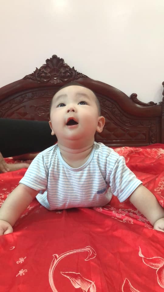 Đây là mẹ và con trai 5 tháng tuổi của tớ khi mùa dịch đến😊 bà ngoại vốn dĩ là giáo viên yoga nhưng do dịch nên lớp bà phải tạm nghỉ, ở nhà buồn quá nhớ nghề nên bà mang cháu ra dạy yoga😊😊
Cre: Ngọc Vy