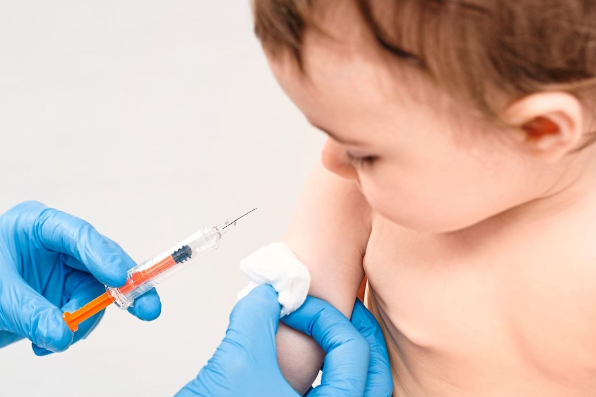 Bác sĩ ơi. Tôi đã đủ tiền tiêm vaccine (vắc xin) dịch vụ cho bé.

Người mẹ nói với tôi với vẻ mặt rạng rỡ vì giống như chị đã làm được điều gì đó lớn lao cho con.

Đây là người mẹ công nhân. Sở dĩ tôi biết là vì tôi vừa ký giấy xác nhận mẹ nghỉ con ốm cho chị nộp công ty may mặc mà lúc kê toa chị có xin tôi.

Tôi hỏi “vì sao chị lại chọn tiêm dịch vụ trong khi đó bé vẫn TCMR được?”

Mấy chị ở chỗ em nói rằng tiêm dịch vụ con ít sốt hơn và nó đỡ sốc hơn. Tiêm chủng mở rộng chết 10 đứa thì tiêm dịch vụ chết 1 đứa thôi. Tuy em không có tiền nhưng em vẫn muốn chọn cái tốt cho con em.

Tôi hiểu rõ cái suy nghĩ này! Chua chát thay nhiều bố mẹ hiện nay vẫn thiếu thông tin chính thống để rồi bị những thông tin sai lệch dẫn lối.

Đúng. Tiêm dịch vụ ít sốt hơn. Đó là sự thật
Nhưng
Ho gà có 2 loại là vô bào và toàn tế bào. Hiện nay, tiêm chủng dịch vụ (TCDV) chứa mũi ho gà vô bào. Nghĩa là chỉ 1 phần của con ho gà (vỏ, lông, mảnh vỡ...) đưa vào cơ thể để kích hoạt miễn dịch cơ thể bé nhưng đừng kích hoạt nhiều quá khiến bé không sốt nhiều, không đừ nhiều.

Còn TCMR là tiêm ho gà toàn tế bào, nghĩa là toàn bộ tế bào con ho gà đưa vào cơ thể con nên phản ứng sốt sau tiêm là sốt cao hơn nhưng bù lại sau đó miễn dịch hình thành tốt hơn và lympho T nhớ tốt hơn vì chiến đấu với toàn tế bào chứ không phải những mảnh nhỏ. Chính vì chi phí để tinh chế ho gà vô bào này là 1 trong những nguyên nhân khiến chi phí TCDV tăng cao.

Một số nơi kết luận ho gà toàn tế bào “tốt” hơn ho gà vô bào nhưng hiện nay chưa có kết luận chính thức. Nhưng tỷ lệ sốt và bị hành do ho gà toàn tế bào cao hơn là có ý nghĩa thống kê.

Thành công của 1 loại vaccine dựa vào nhiều yếu tố như độ phủ trong cộng đồng, tỷ lệ biến chứng dưới ngưỡng cho phép và độ khả dụng...
Nhưng bố mẹ lại dựa vào đơn thuần 1 biểu hiện Sốt sau tiêm chủng để so sánh là không đúng.

Giờ đọc câu này nhé “Năm 2019, hơn 10.000 trường hợp phản ứng sau TCMR trong khi đó, con số này chỉ là 5.000 bé đối với TCDV”.
Khoan!
Hãy nhìn nhận lại số mũi tiêm TCMR là 10.000.000 liều thì tỷ lệ phản ứng là 0.1% nhưng TCDV là 500.000 liều cũng tỷ lệ phản ứng là 0.1%. Như nhau cả thôi. Quan trọng là cách họ đánh tráo khái niệm để dắt mũi dư luận thôi.

"Hãy bình tĩnh và đừng dao động. Điều bạn thấy chưa chắc đúng và điều bạn nghe chưa chắc là sự thật. Hãy cảm nhận mọi thứ từ trong tâm bạn"

Bất kể loại thuốc nào cũng có một tỷ lệ biến chứng nhất định và muốn duyệt được đưa vào thị trường thì tỷ lệ này phải nhỏ hơn ngưỡng cho phép của Nhà nước hoặc Thế giới. Không có hãng Dược nào dám vỗ ngực đứng lên nói thuốc họ không biến chứng cả. Chẳng qua có công bố hay không thôi.

Quay lại với bà mẹ
Tôi khuyên chị nên quay về địa phương TCMR cho con vì 2 lí do: thứ nhất là con chị tiêm các mũi 5in1 trước đều chỉ sốt nhẹ và hầu như không có phản ứng nặng gì. Điều chị xót là con về bỏ chơi 1 hôm. Mình giải thích đó là thời gian cơ thể con đánh trận giả nên sẽ nóng sốt và hơi mệt nhưng xong trận giả này, hệ miễn dịch con sẽ vững vàng hơn nếu gặp con vi sinh vật đó ở ngoài đời. Nếu chị thấy bé không sốt quá cao thì đừng làm gì cả. Cứ để con ngủ. Còn bé sốt >38oC thì được uống 1 liều hạ sốt.
Thứ hai là TCDV có thể không nhiều với một số người nhưng với chị thì là cả 2-3 tháng lương. Chưa kể, chị còn phải lo cho mấy khoản chi tiêu khác trong gia đình.

Chị vui vẻ đồng ý và chào mình đi về.

TÓM LẠI

1. Kết luận TCMR nhiều biến chứng hơn TCDV là không có cơ sở. Đừng để bị thông tin sai lệch định hướng suy nghĩ.
2. Bài viết này chẳng nhằm mục đích quảng cáo cho bất kỳ thuốc nào
3. Dù TCMR hay TCDV thì lời khuyên chân thành của mình đó là nên đưa con tiêm chủng đầy đủ theo lịch Tiêm Chủng Quốc Gia.
4. Lời khuyên là nên trao đổi kỹ với bác sĩ về những tác dụng phụ mà bé từng bị trong lần tiêm chủng trước để cùng đưa ra quyết định
5. Theo khuyến cáo Bộ Y tế thì nên ở lại 30 phút sau tiêm chủng để theo dõi. Nhưng nếu bé từng có tiền căn phản ứng trước đó thì nên ở lại 30p-2 tiếng.

Chúng ta không phải ai sinh ra cũng giống nhau nên mỗi người khác nhau không nhất thiết phải làm như nhau. Mà quyết định cho con phải phù hợp với hoàn cảnh và điều kiện mỗi nhà.

Tôi biết nhiều bố mẹ nếu kiếm đủ tiền thì sẵn sàng chọn tiêm dịch vụ dù mắc tới đâu. Nhưng không phải điều kiện ai cũng giống nhau
Đôi khi, bố mẹ không có nhiều lựa chọn để đưa ra quyết định. Có những quyết định đúng, có những quyết định chưa đúng nhưng suy cho cùng thì ĐỀU VÌ CON!

Nguồn: Nguyễn Thanh Sang