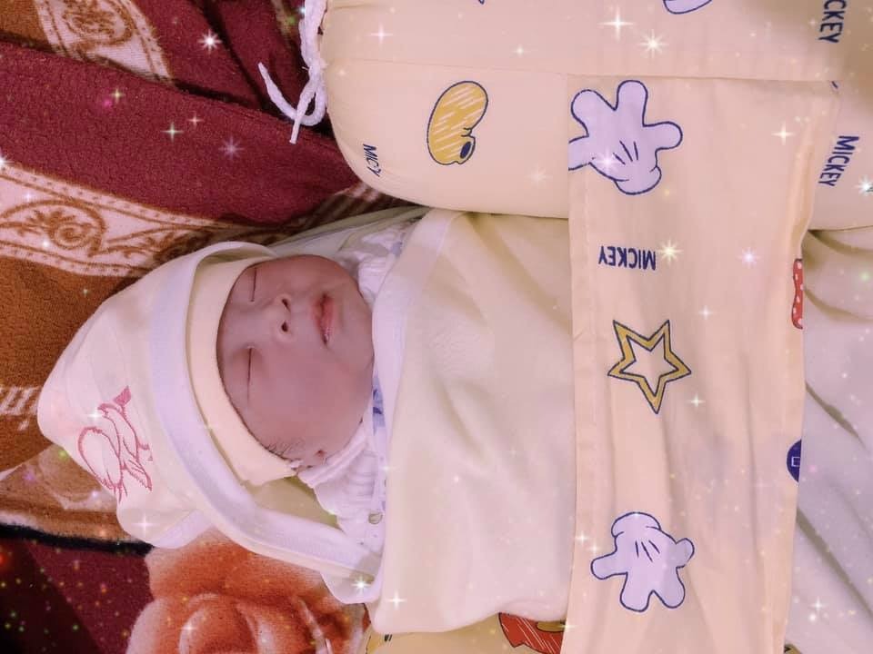 Là mình đây. Chắc do chăm chỉ xin vía đẻ nhanh quá nên em bé ra nhanh k tưởng tượng được suýt thì đẻ rơi. Lên bàn đẻ bác sĩ bảo cái đầu ra rồi, đừng dặn. Và sau 30s bs bảo dặn e dặn nữa hơi bé đã oe oe rồi. Mỗi cái vì nhanh quá mà e bị văng huyết. Sợ tím mặt.
Dks 25/8, 19/8 em ra với bố mẹ rồi. Bé được 3kg2.
Chúc các mom có thai kì khỏe mạnh, sớm gặp chuột con.