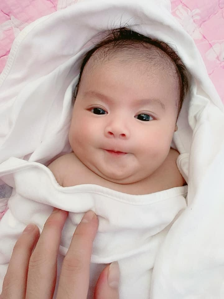 Trời HN hiu hiu lạnh rồi, con vừa tắm gội xong ạ