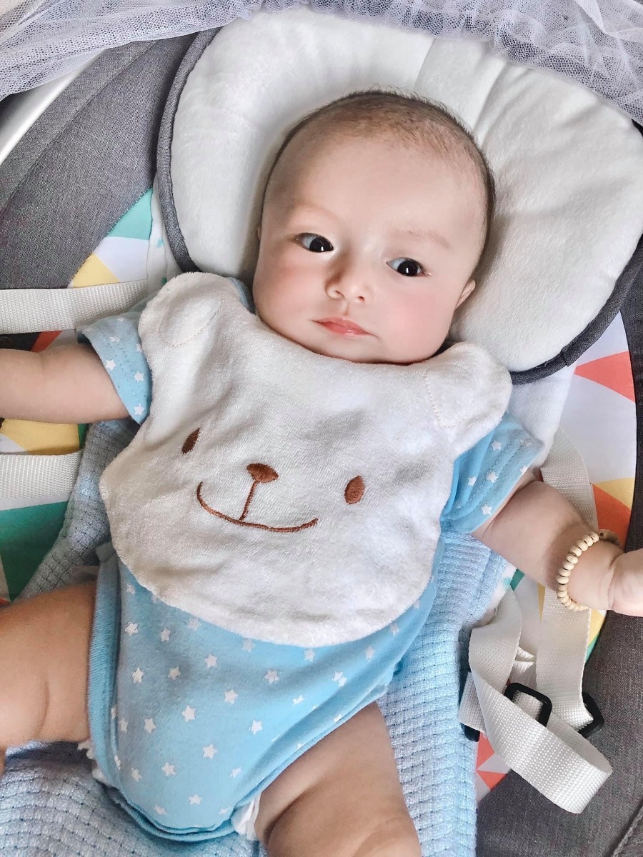 Tớ là chuột đực nhé, mẹ cho mặc đồ hơi giống chuột cái tí thôi 😅😂