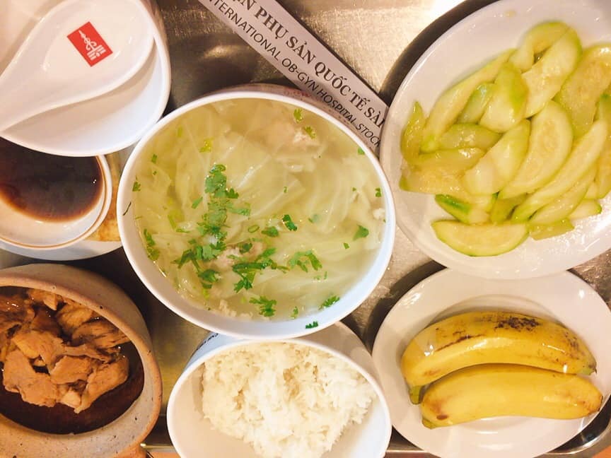 REVIEW ĐẺ TẠI QUỐC TẾ SÀI GÒN SIH

Mình nhập viện lúc tối 25/7 trong tình trạng rỉ ối từ trưa nhưng ỷ lại vì hôm trước cũng bị đi khám bs bảo chỉ là huyết trắng và mình còn 13 ngày nữa mới sanh, quê ở Tiền Giang nên chiều đến phòng khám gần nhà thì được bs bảo đi viện gấp, mình theo bs của bv Từ Dũ nhưng chọn sinh bên sih vì sợ TD quá tải. Vào viện đi thẳng phòng cấp cứu, mình rất khoẻ nha các mom, không đau gì cả, bụng cũng gọn, vào cc được các chị y tá tư vấn rất nhiệt tình, khám lại tất tần tật, đóng 4tr340 để xét nghiệm trước sinh. Tầm 22h giờ được đưa vào phòng chờ sanh, nằm đây không có người nhà, người nhà nhận phòng. Ở phòng chờ sanh được đo tim thai liên tục, đươc cầm đt theo thoải mái, đói được ra ngoài gặp người nhà ăn nhưng không được đi quá lâu, vì mình bị rỉ ối nên y tá dặn không được đi lại nhiều. Ngoài đo tim thai thì tầm 2h sẽ được khám trong 1 lần. 23h hơn mình bắt đầu râm râm như đau bụng kinh, tầm này chịu được, vừa ăn  khuya vừa chơi đt. Càng về sau cơn đau càng dồn dập và đau hơn, 4-5 phút đau 1 lần đến 5h sáng mình vẫn mở được 2-3 phân thôi, chịu không nổi mình xin tiêm gây tê màng cứng mặc dù nghe đồn sẽ rất ảnh hưởng về sau. Tiêm vào là như tiên luôn, hết đau nhưng ngủ li bì. Tiêm rồi mình được chuyển qua phòng sanh và lúc này người nhà được vào. Mình chờ nở đủ phân và đầu bé xuống thấp đến 14h30 bs mình yêu cầu tới. Tiêm gây tê màng cứng mà rặn đẻ không cảm giác luôn. Bé mình chào đời lúc 14h30 26/7 sanh thường.
- Đội ngũ y bác sĩ, lau công, bảo vệ mọi người đều rất ok nhưng theo người nhà mình thì do mình yêu cầu bs ngoài nên 1 số y tá làm việc cùng bác có vẻ không thích. Nhưng được cái là y tá luôn gọi cho bs của mình để nói tình hình cho bác và hối thúc bác. Mỗi ngày đều có bs thăm khám mẹ và bé, hỗ trợ nhiệt tình do mình không có sữa về kịp, sữa về thì bị tắt tia. Bs y tá ở đây luôn ưu tiên bé bú mẹ.
- Thức ăn ngon miệng, nhiều. Một mình mình ăn không hết. Tuy nhiên người nhà gọi riêng thì giá hơi đắc. 
- Phòng ốc sạch sẽ, mỗi ngày đều thay ga, áo cho mẹ, lấy rác, dọn wc,...
- Mỗi ngày được phát 6 miếng tả monny, 2 hộp sữa tươi và 6 chai nước suối. 
- Mình chọn sinh thường 14tr5, nâng cấp phòng vip 2, xét nghiệm trước sinh, bé mình bị rỉ ối lâu nên nằm dưỡng nhi 1 ngày, chích kháng sinh 5 ngày nên mình ở viện 5 ngày, tổng của mình 35tr.
Tóm lại là rất hài lòng, phấn đấu tập sau chọn sanh ở đây nữa. 👍