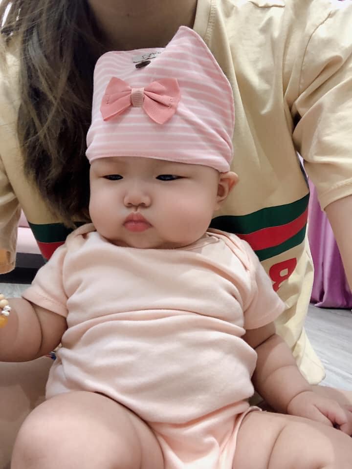 Cục vàng nhà e đây ạ 😋 luyện easy từ bé tí. ăn bao nhiêu cũng vào sữa cho cô chuột này đây ạ 😝 nb 3,6kg 4m 9kg rồi ạ .. 1 tháng hết kha khá tiền bồi bổ lợi sữa cho em 😋😋 trộm vía háu đói ngủ ngoan lắm ạ . Các mẹ khoe con gái đi 🥰♥️