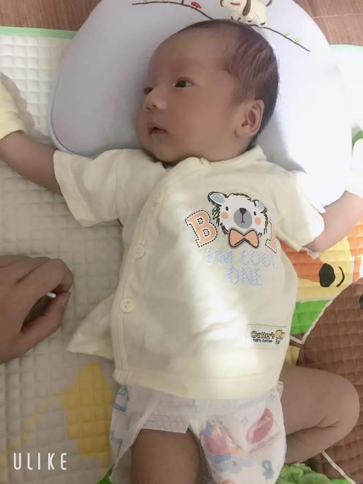 Chuột nhà e dự sinh 6/8 mà 22/7 đã ra rồi ✔️ 

Có ai đi đẻ khoẻ như e không ạ - mở 8 phân mà vẫn nằm xem hết bộ phim rồi ngủ ngon lành như e không 🤣 đến lúc vỡ ối “ bụp “ thì lúc đấy e cảm giác là con chui ra ý :)) hơi thốn xíu nhưng vẫn cười toe toét 🙂 đến lúc bác sĩ bảo lên bàn sinh đi chứ không lại sinh ra giường bây giờ 👍mới tập đầu nên lên bàn sinh cảm giác bỡ ngỡ lắm , thoi thì cố gắng sinh nhanh mà về - e rặn 2 hơi là ra luôn 😉 cảm giác nhẹ cả người các chị ạ - sáng nay sinh chiều xuất viện về luôn 😂 đi đẻ như đi chơi 
Cuộc đời em chỉ sợ bầu chứ đi đẻ như này thì e đẻ chục đứa cũng được 🤣 e vẫn rạch nhé :v bé nhà e dc hơn 3,1kg ♥️