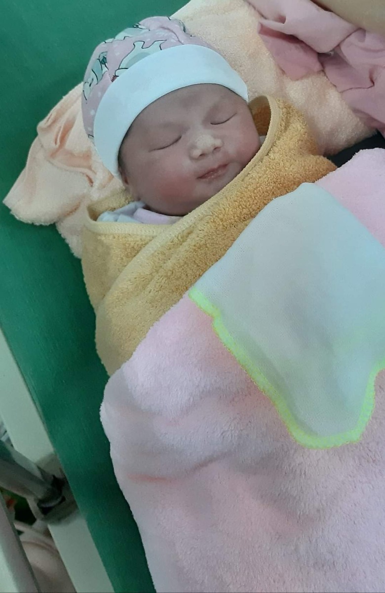 2 mẹ con đã an toàn gặp nhau sau những ngày hồi hộp, căng thẳng vì.... đường huyết 😉😉
Bé sinh 11.8 (trễ 1 ngày so với dự sinh) chuột gái, 3,9kg. Mẹ phải lên bàn mổ vì đầu bé to quá, ko lọt xuống để sinh thường dc.