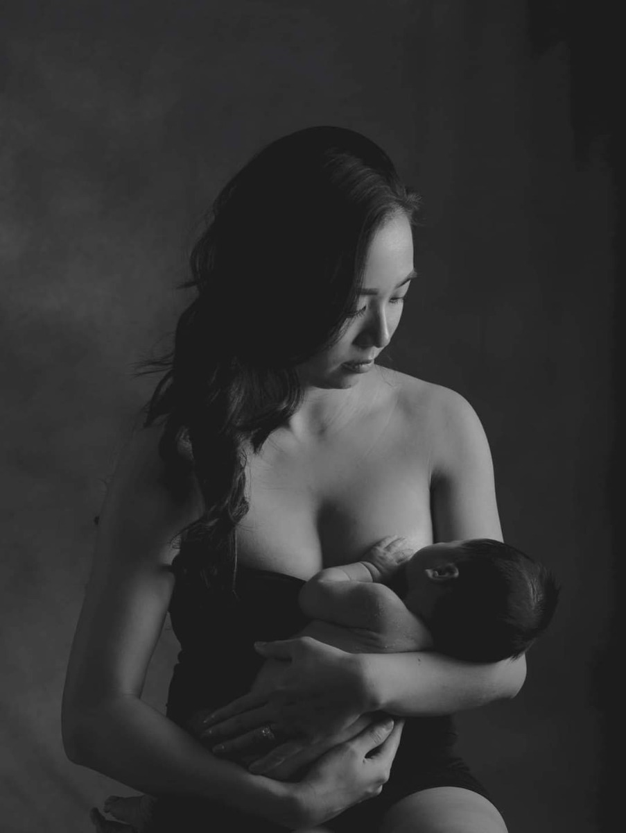Happy National Breastfeeding Month!!
Tháng 8 là tháng biểu dương nuôi con bằng sữa mẹ. Nuôi con đã vất vả, nuôi con bằng sữa mẹ còn vất vả gấp đôi! 

Sữa mẹ là tự nhiên nhưng không phải tự nhiên mà có đủ. Nuôi con bằng sữa mẹ  là miệt mài còng lưng bên chiếc máy hút mỗi 2, 3 tiếng để có sữa về đủ cho con ăn. Là đau vết mổ, đau dạ con những vẫn phải gắng ngồi dậy cho con bú. Là đêm hôm thèm một giấc ngủ mà vẫn phải kì cạch dậy hút sữa đều đều. 

Nuôi con bằng sữa mẹ là đau ngực khi sữa về, tức ngực như bị 2 quả tạ đè lên mà cứ chạm vào là nhức nhối. Là đau tắc sữa đến phát sốt, đau hơn đau đẻ, là nỗi lo sợ bị viêm, bị áp xe phải lên bàn mổ. Là nỗi đau bị nghiến ti, cắn ti, giằng ti thì không bút nào tả siết.

Nuôi con sữa mẹ là ăn gì uống gì cũng phải hỏi chị google xem có ảnh hưởng đến sữa hay không. Là làm gì cũng chỉ sợ bị giảm sữa, mất sữa. Là đi đâu cũng nhanh nhanh chóng chóng để về cho con bú hoặc để hút sữa nếu không thì sữa chảy ướt áo hay tức ngực chết mất.

Nuôi con sữa mẹ là chịu những ánh nhìn xét nét khi cho con bú nơi công cộng. Là khi đi làm phải tranh thủ giờ nghỉ chui vào một góc hút sữa cho con. Là những “lời khuyên” sữa mẹ nóng, sữa mẹ mất chất, phải dặm thêm sữa công thức cho con mau lên cân.

Hình ảnh bà mẹ ôm con, cho con bầu sữa mẹ tưởng chừng như dễ dàng, yên bình, tự nhiên vốn có nhưng thực tế đằng sau đó là cả một sự cố gắng nỗ lực rất nhiều. Không chỉ cứ đưa ti cho con ngậm là xong, còn phải học sao cho khớp ngậm đúng, làm sao để con không ngủ gật trên ti mẹ, đôi khi vấn đề là con không chịu bú để có sữa về, con bị ngắn thắng lưỡi, con bị nipple confusion, đầu ti mẹ bị thụt, bị thrush, thiếu sữa cũng stress mà thừa sữa cũng mệt mỏi. 

Nhưng vượt qua tất cả những khó khăn, những cơn đau, những vất vả, tất cả những bà mẹ đã và đang cho con nguồn sữa quý giá ấy đều thấy hành trình sữa mẹ thực sự xứng đáng. Bởi sữa mẹ là tốt nhất cho sự phát triển của sơ sinh và trẻ nhỏ - quảng cáo ra rả mỗi ngày trên tv đó thôi. Mẹ đã cố gắng cho con sức đề kháng tốt nhất, cho con nguồn dinh dưỡng tuyệt vời và hơn hết cho con bú sữa mẹ là sự kết nối linh thiêng mà chỉ có mẹ mới cảm nhận được mà thôi.

Cảm ơn sự đồng hành của các ông bố, của các ông bà trong quá trình nuôi con bằng sữa mẹ. Cảm ơn những phát minh hiện đại hỗ trợ giúp cho con đường nuôi con bằng sữa mẹ bớt gian nan, để nhiều bà mẹ được nuôi con bằng sữa mẹ hơn nữa.

Thanh xuân có cái ngực sệch xi, giờ dành hết cho con, chỉ còn toàn là mướp với xẹp lép chẳng còn gì. Vì con hết đấy nên hãy khoẻ mạnh và thông minh con nhé!