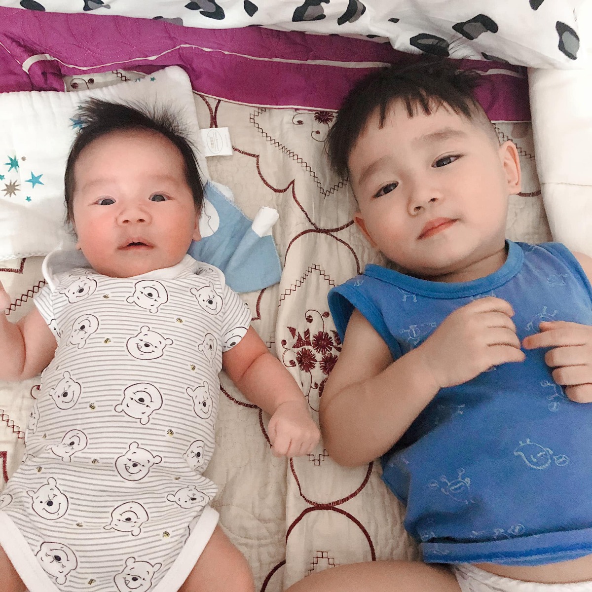 Sinh liền nhau tuy vất vả gấp đôi nhưng thật hạnh phúc phải không các mẹ 🥰🥰🥰
Cũng như các mẹ sinh đôi, sinh 3 thôi
Cứ lạc quan, cứ nghĩ tích cực dù có khó khăn, vất vả đến mấy rồi sẽ vượt qua cả thôi 💪🏻💪🏻💪🏻
Có anh có em sớm 2 đứa thiệt thòi như nhau ở thời điểm hiện tại, nhưng lúc các con lớn hơn sẽ lại có bạn chơi cùng, lớn lên cùng vì xấp xỉ tuổi nhau, đến lúc đó có khi chả cần bố mẹ nữa luôn cũng nên kkk 😂😂😂