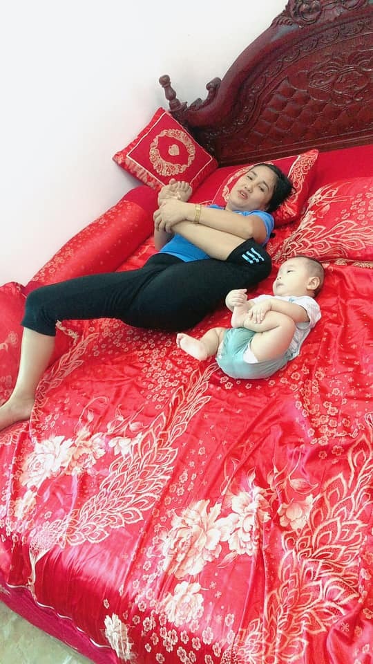 Đây là mẹ và con trai 5 tháng tuổi của tớ khi mùa dịch đến😊 bà ngoại vốn dĩ là giáo viên yoga nhưng do dịch nên lớp bà phải tạm nghỉ, ở nhà buồn quá nhớ nghề nên bà mang cháu ra dạy yoga😊😊
Cre: Ngọc Vy