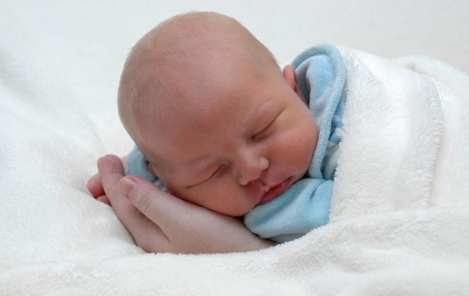 SAO TRẺ CON CỨ PHẢI ĐI NGỦ SỚM?

✍️ Đương nhiên, ai cũng có thể google ra rằng bên Tây phụ huynh tống con lên giường từ 6-7h tối, và ngủ đến tận 6-7 sáng hôm sau, cho đến tận tuổi đi học lớp 4 lớp 5, ngót nghét hết cấp tiểu học, với 1 tỉ lí do liên quan đến sức khỏe - chống béo phì, tăng tập trung - giảm tăng động, kích thích phát triển trí tuệ vân vân và vân vi.

✍️ Thế nhưng có một lí do khác: nổi cộm và khó đọc – khó nhai và khó hiểu nhất đó chính là sự tăng trưởng của trẻ, hay cụ thể là quá trình tiết hormone phát triển của loài người ứng với chu kì tự nhiên và chu kì sinh hoạt thường ngày.

🤯 Nghe xoắn cả não các mẹ nhỉ?

À đấy, bà Hà Chũn tánh kì nhất định không để cho câu trả lời chìm trong sự lười đọc cố hữu. Sau gần 2 tháng nghiến xong mấy cuốn của các bác sỹ giáo sư thần kinh học, những người nghiên cứu về não bộ loài người, Chũn đã tìm ra một cách lí giải đơn sơ nhất cho những người ngại đọc tiếng Anh, tiếng Pháp.

Các mẹ cũng nghe nhé.

✍️ HGH là viết tắt của Human Growth Hormone – Hóc-môn Tăng trưởng ở Người, một loại hormone do tuyến yên tại não tiết ra, có nhiệm vụ giúp bảo trì và tái tạo các tế bào. Quá trình tiết hormone này chịu trách nhiệm cho sự tăng trưởng ở người, đặc biệt trong giai đoạn trẻ sơ sinh và các giai đoạn dậy thì.

❓HGH được tiết ra khi nào?

Bạn Chũn có trích lại hình ảnh các nghiên cứu đo THỰC về nồng độ HGH trong cơ thể trẻ em và người lớn trong 1 ngày ( cứ 20' đo 1 lần hihi), ở đối tượng có sinh hoạt ổn định, thì HGH tiết ra khi nào:

GIẤY BÚT NÀO CÁC MẸ ƠI....

1️⃣ Thứ nhất, đó là khi cơ thể hoạt động hết công suất: thể dục thể thao nâng cao mãnh lực. Nhưng việc tiết HGH qua thể thao tương đối hạn chế ở lứa tuổi sơ sinh.

Các mẹ có thường nghe đến chuyện các cháu dậy thì, cứ mùa hè ăn no ngủ kĩ, đi tập bơi, tập cầu lông là cao nhổng nhồng nhồng lên không, vấn đề thực tế không phải là môn thể thao nào, mà vốn dĩ tập thể thao, chạy lòi tĩ là các con đã tiết ra vô khối HGH để lớn và để cao rồi đó các mẹ ạ!

2️⃣ Thứ hai, cái này quan trọng nè: HGH tiết ra mạnh mẽ nhất là trong giấc ngủ, khoảng 2h sau khi vào giấc các mẹ ạ. Theo các nghiên cứu này thì HGH chỉ tiết ra duy nhất ở giai đoạn 3 (giai đoạn ngủ sâu NREM) của giấc ngủ.

✍️ Các mẹ có thể tìm hiểu thêm về NREM trong sách nuôi con không phải là cuộc chiến rất dễ hiểu các mẹ nhé.

Còn ai tìm hiểu xem rồi thì biết, trẻ con chu kì đầu của giấc ngủ đêm là lúc con nhúng được vào các giai đoạn ngủ NREM. Phần nửa sau của đêm, con toàn ngủ nông, ngủ giai đoạn 1-2 và REM hết, thì làm gì có HGH.

Nhớ nè, HGH chỉ tiết ở chu kì ngủ sâu NREM, ok!

3️⃣ Đến đây vào điểm số 3, lúc này các bà lại bĩu môi: “ôi giời, nếu ngủ sâu tiết HGH thì ngủ ngày sâu sâu một tí cũng có làm sao, tha hồ mà lớn!!!! Ô KHÔNG NHÉ CÁC MẸ KÍNH MẾN. Bọn HGH này cú đỉn vô song, vì thế mới có điểm số 3.

Thứ 3 HGH ở trẻ em đạt ngưỡng đỉnh ở khoảng 9h tối và từ sau nửa đêm quá trình tiết HGH giảm dần và gần sáng thì hâu như rất ít hoặc không tiết nữa. từ 4h30 sáng là HGH và cả melatonin đều biến mất khỏi cơ thể, vì thế nhiều em bé dậy sớm hoặc ngủ rất nông ở giai đoạn này.

Giờ các mẹ nhà E1 E2 đã hiểu tại sao chị Chũn lấy chất lượng giấc ngủ đêm làm thước đo tính hiệu quả của lịch sinh hoạt chửa?????

✍️ ĐÂY LÀ NGUYÊN NHÂN TẠI SAO CHŨN KHUYÊN CÁC CON NÊN NGỦ SỚM TỪ TRƯỚC 7H. ĐỂ TẠI THỜI ĐIỂM 9-12H ĐÊM, THỜI ĐIỂM ĐỈNH CAO CỦA QUÁ TRÌNH TIẾT CHẾ HGH THÌ CON ĐANG NGỦ RỒI VÀ ĐANG TRẢI QUẢ RẤT NHIỀU CHU KÌ NGỦ SÂU NỐI TIẾP NHAU, ĐIỀU NÀY CÓ NGHĨA LÀ NÃO CON ĐANG TIẾT HGH ĐỂ CON LỚN NHANH NHƯ THỔI!!!!

💡NÊN NHỚ, CHỈ KHI CON NGỦ SÂU THÌ NÃO MỚI TIẾT HGH. KHÔNG NGỦ THÌ KHỎI TIẾT HORMONE À NGHEN!

❓Chu kì sinh học ngày đêm của loài người : CIRCADIAN RHYTHM

Từ khoảng 6 tuần tuổi, các bé đã có bắt đầu có sự phát triển về nhận biết và có chu kì ngày đêm, dân khoa học gọi là đồng hồ sinh học circadian rhythm. Loài người phản ứng với ánh sáng, môi trường và các bữa ăn và quá trình phản ứng được thực hiện một cách tự nhiên, khi cơ thể cách tiết ra các loại hormone khác nhau tại những thời điểm khác nhau trong ngày, như ban ngày thì nhiều cortisol, về đêm thì đậm đặc melatonin để ta ngủ đêm thật mượt mà đó.

✍️ Vì thế, 6 tuần là khoảng thời gian mà con có thể điều chỉnh ngày đêm tự nhiên nhất và cha mẹ có thể hướng con vào chu kì sinh hoạt ổn định, với giờ ngủ đêm sớm và giấc ngủ đêm dài để con có thể tận dụng được tất cả những chu kì tiết HGH tự nhiên của chính cơ thể mình.

CHU KÌ SINH HOẠT CÀNG ĐIỀU ĐỘ THÌ CÁC QUÁ TRÌNH TIẾT HORMONE TỰ NHIÊN TRONG MỘT VÒNG ĐỒNG HỒ SINH HỌC 24H CỦA BÉ CÀNG ĐỀU ĐẶN VÀ CÀNG HIỆU QUẢ.

✍️ Ngủ sớm và ngủ đủ, sinh hoạt điều độ là yếu tố đầu tiên để kích thích sự tiết của hormone tăng trường HGH đó các mẹ yêu!

Đó là nguyên nhân mà bao lâu nay Hà Chũn luôn hướng tới giấc ngủ đêm sớm và đủ 11-12h! Các mẹ hiểu hôn?

Đến đoạn này có mẹ không hiểu thì chịu khó đọc kĩ các hình ảnh chị Hafchun đã cất công minh họa để rõ hơn nhé!

💡Tóm lại: làm thế nào để cơ thể tiết nhiều HGH?

🧠Trả lời: Ngủ sớm, ngủ đủ và ngủ điều độ! Và tập thể dục nhiều – lâu và thường xuyên nữa

❓NGỦ SỚM ĐẾN BAO GIỜ?

hay còn gọi là điểm số 4.

4️⃣ Lại đội nghiên cứu thần kinh não bộ thích làm nghiên cứu, đội này đo đạc thì trong vòng đời của loài người, quá trình HGH giảm dần.

Từ sơ sinh đến hết dậy thì, HGH được tiết ra nhiều nhất trong vòng đời, vì thế con lớn nhanh và có trưởng thành về cơ thể lẫn thần kinh não bộ.

Nếu cha mẹ muốn tận dụng tối đa sự tiết hormone tự nhiên của con, để con phát triển tốt nhất trong khả năng tiềm tàng của bé, hãy cho con ngủ sớm được lâu nhất có thể các bố mẹ nhé!

💡Tóm lại: Phải ngủ sớm đến bao giờ, để con tận dụng HGH của chính con?

🧠Trả lời: Lâu nhất có thể.

-------------------------------

Nguồn: Hachun Lyonnet