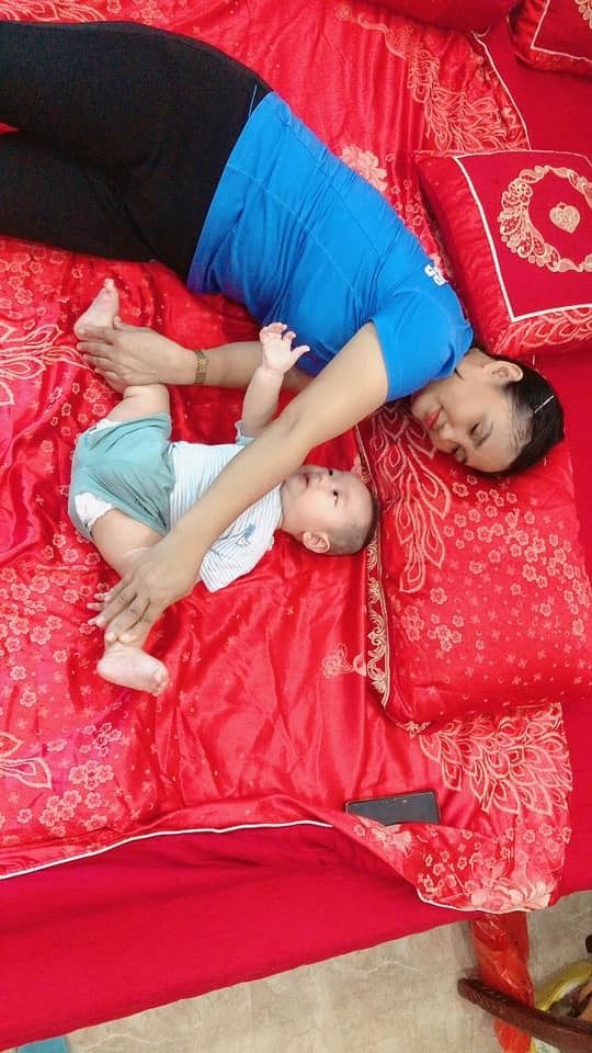 Đây là mẹ và con trai 5 tháng tuổi của tớ khi mùa dịch đến😊 bà ngoại vốn dĩ là giáo viên yoga nhưng do dịch nên lớp bà phải tạm nghỉ, ở nhà buồn quá nhớ nghề nên bà mang cháu ra dạy yoga😊😊
Cre: Ngọc Vy