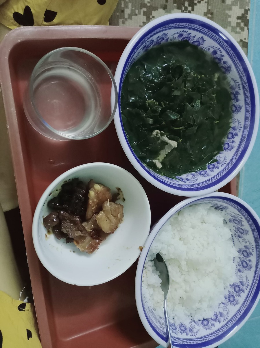 Cơm cữ ba mẹ chồng em nấu đây , 
Canh rau ngót , thịt kho tiêu , sườn ram , nước yến ..
Ngày nào cũng thế ☺☺ em ăn ít nên mẹ chồng em lấy chừng ấy thôi , mẹ chồng gội đầu xông hơ , nấu thuốc cho em , giặt giũ thay tả , trông cháu cả đêm , giờ muốn bệnh luôn rồi. ai giống em hông 😊
Ba chồng đau lưng ngồi kh dc phải hạ xuống để nấu thuốc cho em 😢...