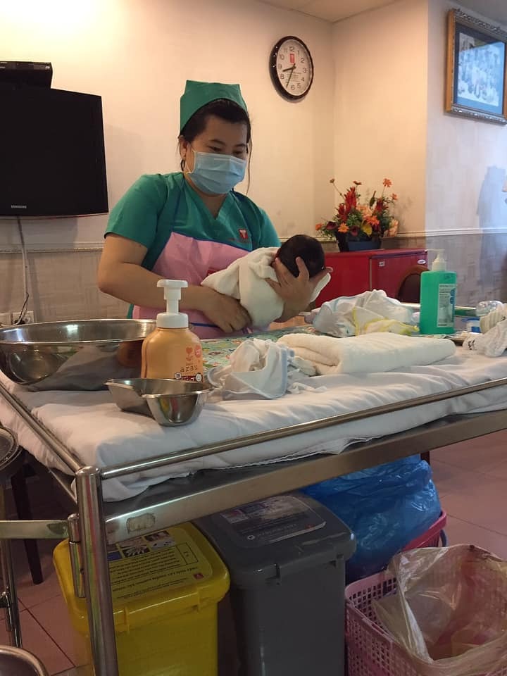 REVIEW ĐẺ TẠI QUỐC TẾ SÀI GÒN SIH

Mình nhập viện lúc tối 25/7 trong tình trạng rỉ ối từ trưa nhưng ỷ lại vì hôm trước cũng bị đi khám bs bảo chỉ là huyết trắng và mình còn 13 ngày nữa mới sanh, quê ở Tiền Giang nên chiều đến phòng khám gần nhà thì được bs bảo đi viện gấp, mình theo bs của bv Từ Dũ nhưng chọn sinh bên sih vì sợ TD quá tải. Vào viện đi thẳng phòng cấp cứu, mình rất khoẻ nha các mom, không đau gì cả, bụng cũng gọn, vào cc được các chị y tá tư vấn rất nhiệt tình, khám lại tất tần tật, đóng 4tr340 để xét nghiệm trước sinh. Tầm 22h giờ được đưa vào phòng chờ sanh, nằm đây không có người nhà, người nhà nhận phòng. Ở phòng chờ sanh được đo tim thai liên tục, đươc cầm đt theo thoải mái, đói được ra ngoài gặp người nhà ăn nhưng không được đi quá lâu, vì mình bị rỉ ối nên y tá dặn không được đi lại nhiều. Ngoài đo tim thai thì tầm 2h sẽ được khám trong 1 lần. 23h hơn mình bắt đầu râm râm như đau bụng kinh, tầm này chịu được, vừa ăn  khuya vừa chơi đt. Càng về sau cơn đau càng dồn dập và đau hơn, 4-5 phút đau 1 lần đến 5h sáng mình vẫn mở được 2-3 phân thôi, chịu không nổi mình xin tiêm gây tê màng cứng mặc dù nghe đồn sẽ rất ảnh hưởng về sau. Tiêm vào là như tiên luôn, hết đau nhưng ngủ li bì. Tiêm rồi mình được chuyển qua phòng sanh và lúc này người nhà được vào. Mình chờ nở đủ phân và đầu bé xuống thấp đến 14h30 bs mình yêu cầu tới. Tiêm gây tê màng cứng mà rặn đẻ không cảm giác luôn. Bé mình chào đời lúc 14h30 26/7 sanh thường.
- Đội ngũ y bác sĩ, lau công, bảo vệ mọi người đều rất ok nhưng theo người nhà mình thì do mình yêu cầu bs ngoài nên 1 số y tá làm việc cùng bác có vẻ không thích. Nhưng được cái là y tá luôn gọi cho bs của mình để nói tình hình cho bác và hối thúc bác. Mỗi ngày đều có bs thăm khám mẹ và bé, hỗ trợ nhiệt tình do mình không có sữa về kịp, sữa về thì bị tắt tia. Bs y tá ở đây luôn ưu tiên bé bú mẹ.
- Thức ăn ngon miệng, nhiều. Một mình mình ăn không hết. Tuy nhiên người nhà gọi riêng thì giá hơi đắc. 
- Phòng ốc sạch sẽ, mỗi ngày đều thay ga, áo cho mẹ, lấy rác, dọn wc,...
- Mỗi ngày được phát 6 miếng tả monny, 2 hộp sữa tươi và 6 chai nước suối. 
- Mình chọn sinh thường 14tr5, nâng cấp phòng vip 2, xét nghiệm trước sinh, bé mình bị rỉ ối lâu nên nằm dưỡng nhi 1 ngày, chích kháng sinh 5 ngày nên mình ở viện 5 ngày, tổng của mình 35tr.
Tóm lại là rất hài lòng, phấn đấu tập sau chọn sanh ở đây nữa. 👍