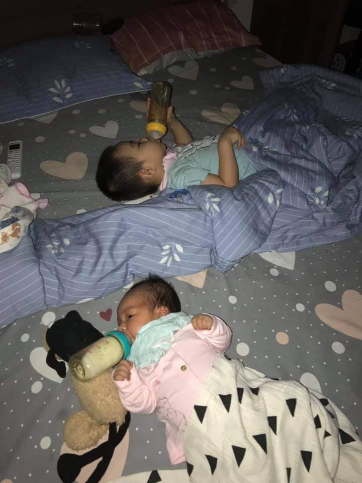 Mom nào xin vía dễ nuôi hông? Em chuột 1 tháng 12 ngày. Anh cún 2 tuổi. 
có mom nào 2 anh em chênh nhau như vậy ko? 
Bức ảnh tả thực cuộc sống của nhà tớ .