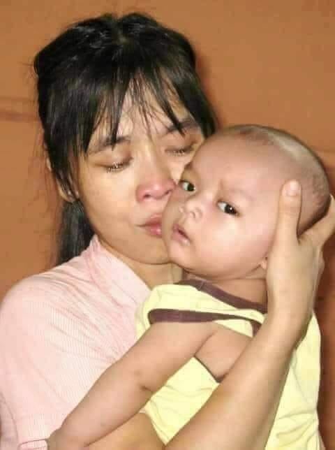 Có bầu rồi cưới - Thì hư 
Mãi ko sinh được - Là hỏng 
Sinh con giống cha - Đẻ thuê
Sinh con giống mẹ - Nhìn chả giống ai 
Nuôi con học hỏi - Ôi dào vẽ chuyện
Nuôi con bản năng - Vụng còn dốt nát
Sinh chưa đi làm - Chân dung ăn bám 
Sinh xong đi làm - Khổ thân đứa bé 
Nuôi con sữa mẹ - Có chất gì đâu
Nuôi con sữa ngoài - Ko bằng bú mẹ 
Cho con ti mẹ - Ăn mỗi sữa còi , chả dc thông minh
Cho con ti bình - Làm gì có sữa , tốn kém ai chi
Đóng bỉm làm gì - Cởi ra chết nóng 
Cởi bỉm mặc quần - Đi đâu cũng tè, ị ra ai bế 
Lấy được ck chiều - Mèo mù cá rán 
Lấy ck vũ phu - Ui ngu thì chết 
Lấy ck bê bết - Chỉ làm trò cừoi
Lấy được ck lười - Trời sinh một cặp
Ra đường có gặp - Suốt ngày rong chơi 
Về nhà ôm con - Lười làm chốn việc ...
Đi đến tiệc tùng - Lùng nhùng bụng xổ 
Nói chung có rổ - Cũng chả kể xong
Phận gái chỉ mong - Có người bầu bạn 
Nhưng đời bốn lạng - Chẳng nổi nửa cân