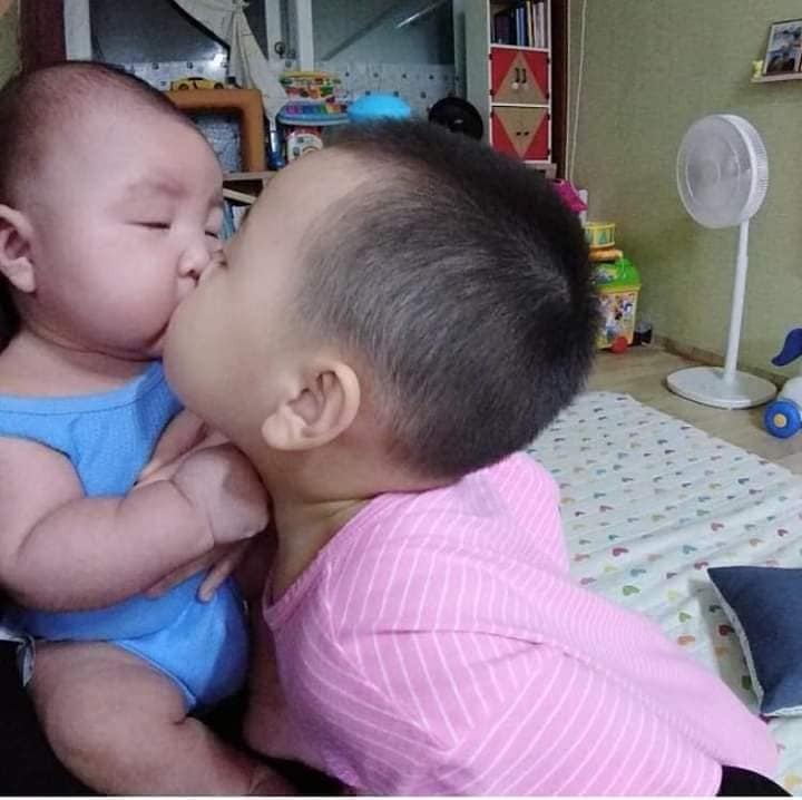 Mẹ đẻ thêm đi để con trông em cho nè, cưng xỉu 😍😍😍😍